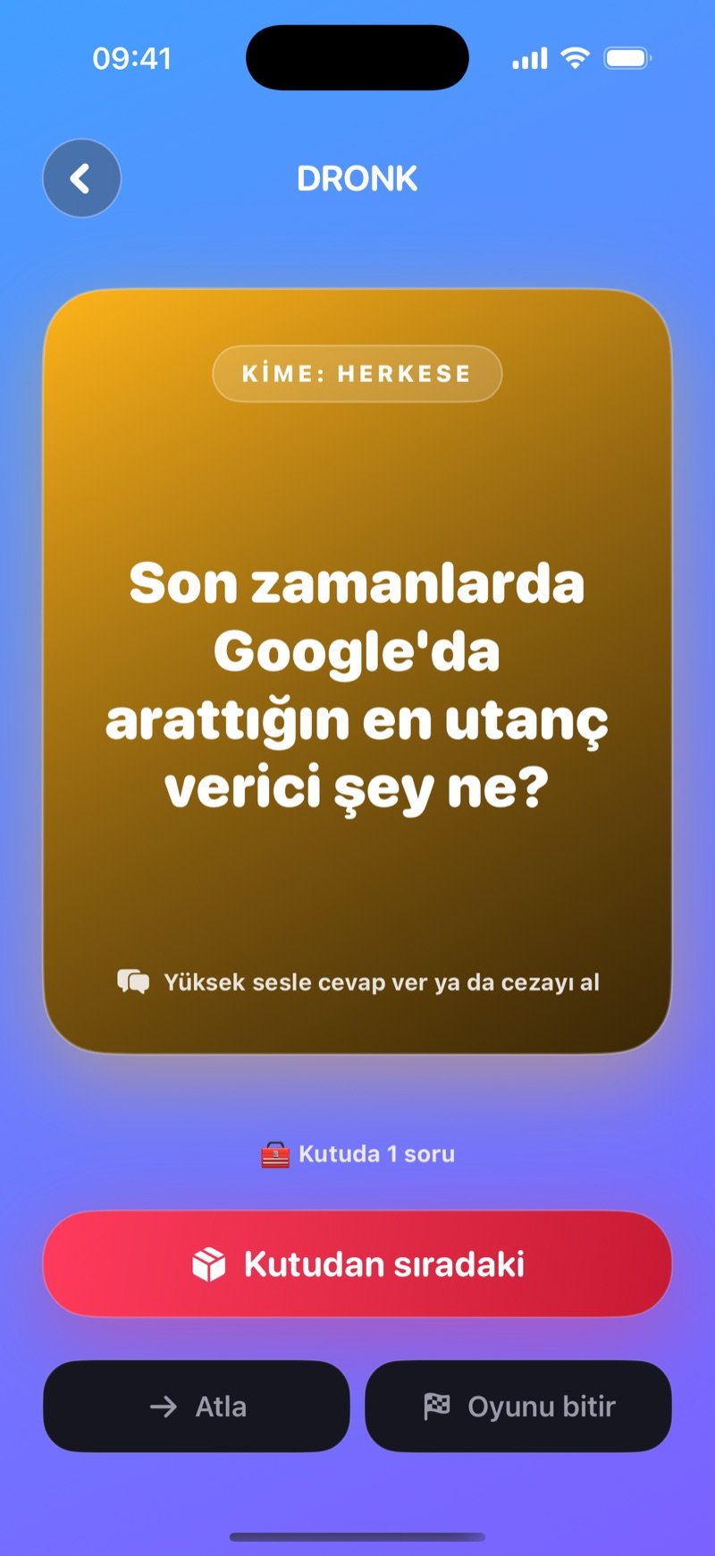 Mavi arka planda Pandora'nın Kutusu LIVE kartı: bir oyuncuya sorulan soruyu gösteren altın kart, kutuda kalan soru sayacı ve Kutudan sıradaki, Atla ve Oyunu bitir düğmeleri