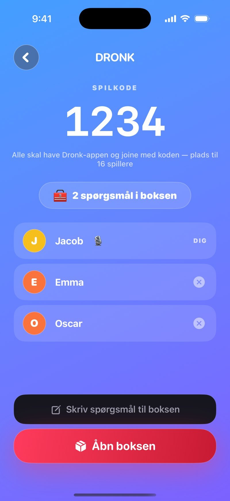 LIVE-lobbyen i Pandoras Æske på blå baggrund: spilkode 1234, teksten om at alle skal joine med koden og at der er plads til 16 spillere, tælleren 2 spørgsmål i boksen, værten Jacob samt Emma og Oscar, og knapperne Skriv spørgsmål til boksen og Åbn boksen
