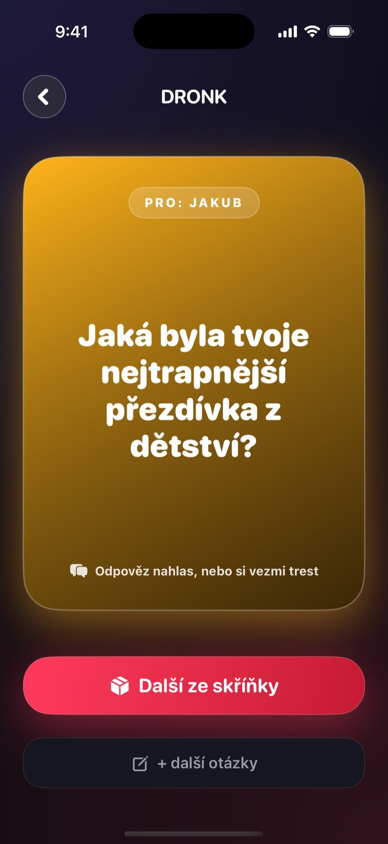 Vylosovaná karta v Pandořině skříňce: zlatá karta s otázkou pro jednoho hráče, výzva Odpověz nahlas, nebo si vezmi trest a tlačítko Další ze skříňky