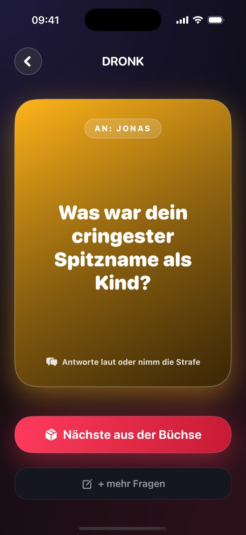 Eine gezogene Karte in Die Büchse der Pandora: goldene Karte mit To: Jake und der Frage What was your most cringe childhood nickname?, mit Answer out loud or take the penalty und einem Button Next from the box