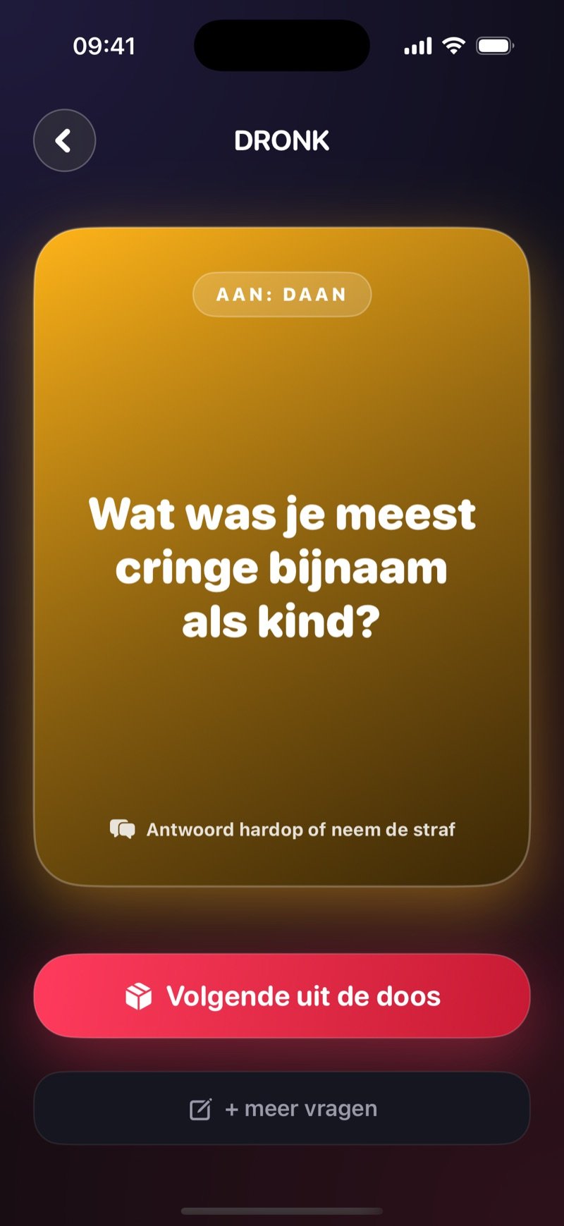 Een getrokken kaart in De Doos van Pandora: gouden kaart met To: Jake en de vraag What was your most cringe childhood nickname?, met Answer out loud or take the penalty en een knop Next from the box (screenshot van de Engelse versie)