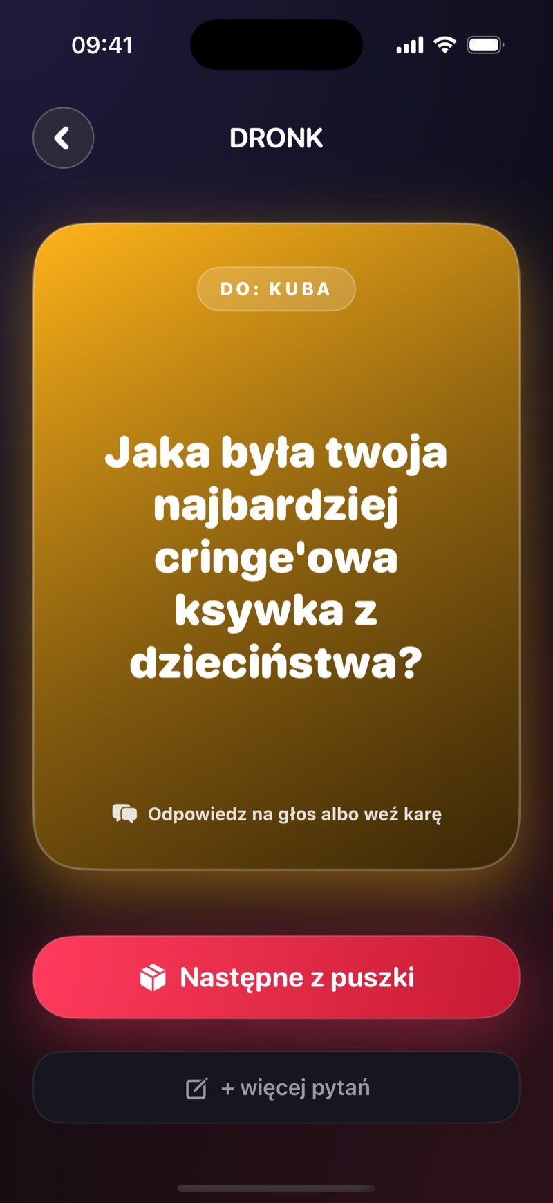 Wylosowana karta w Puszce Pandory: złota karta z etykietą To: Jake i pytaniem What was your most cringe childhood nickname?, z linijką Answer out loud or take the penalty i przyciskiem Next from the box (zrzut z wersji angielskiej)