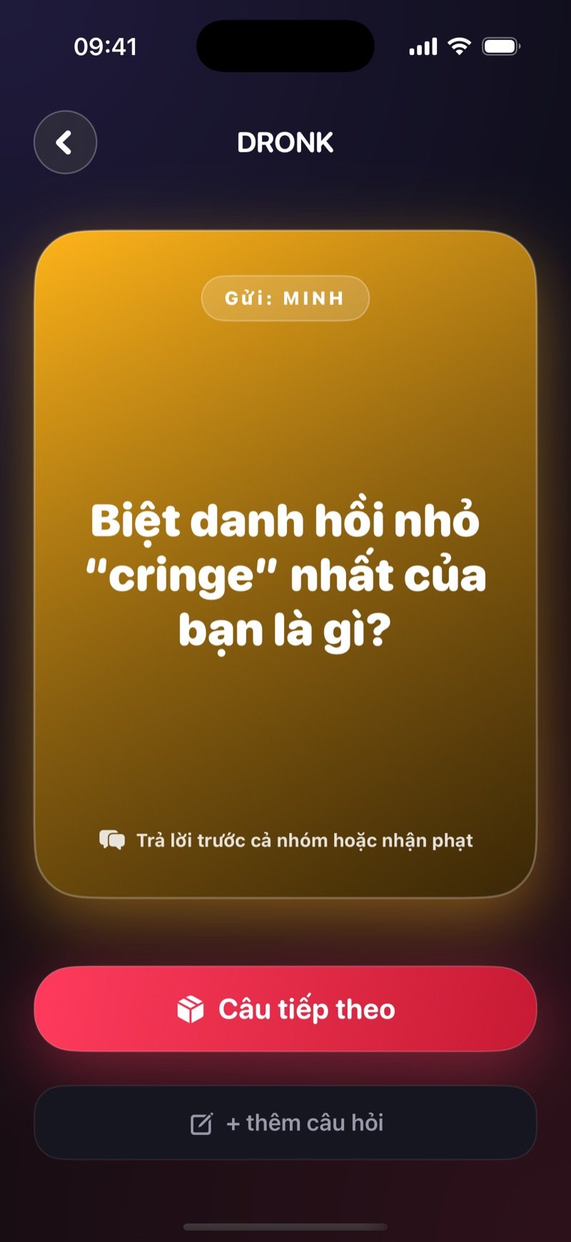 Một thẻ được rút trong Hộp Pandora: thẻ vàng ghi tên người được hỏi và câu hỏi, dòng Trả lời trước cả nhóm hoặc nhận phạt và nút Câu tiếp theo