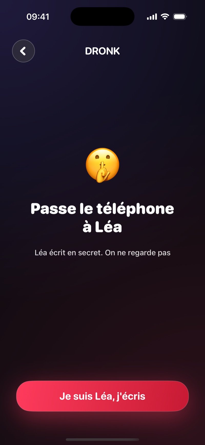 Écran de passage du téléphone dans La Boîte de Pandore : Pass the phone to Olivia, Olivia writes in secret, no peeking, avec un bouton I'm Olivia, write (capture de la version anglaise)