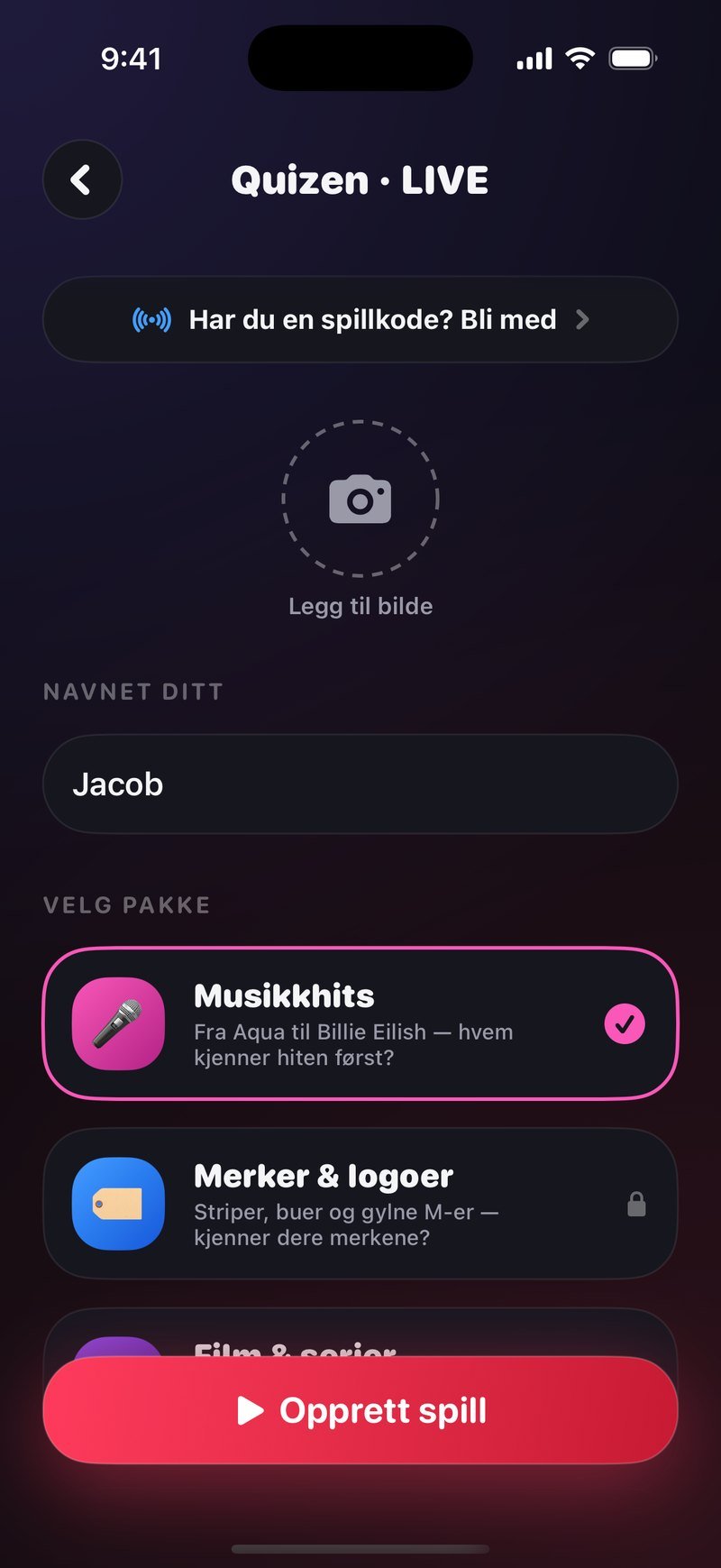 Opprett-skjermen i Quizen LIVE: linjen Har du en spillkode? Bli med, en Legg til bilde-sirkel, feltet Navnet ditt med Jacob, overskriften Velg pakke med Musikkhits valgt og Merker og logoer under, og knappen Opprett spill