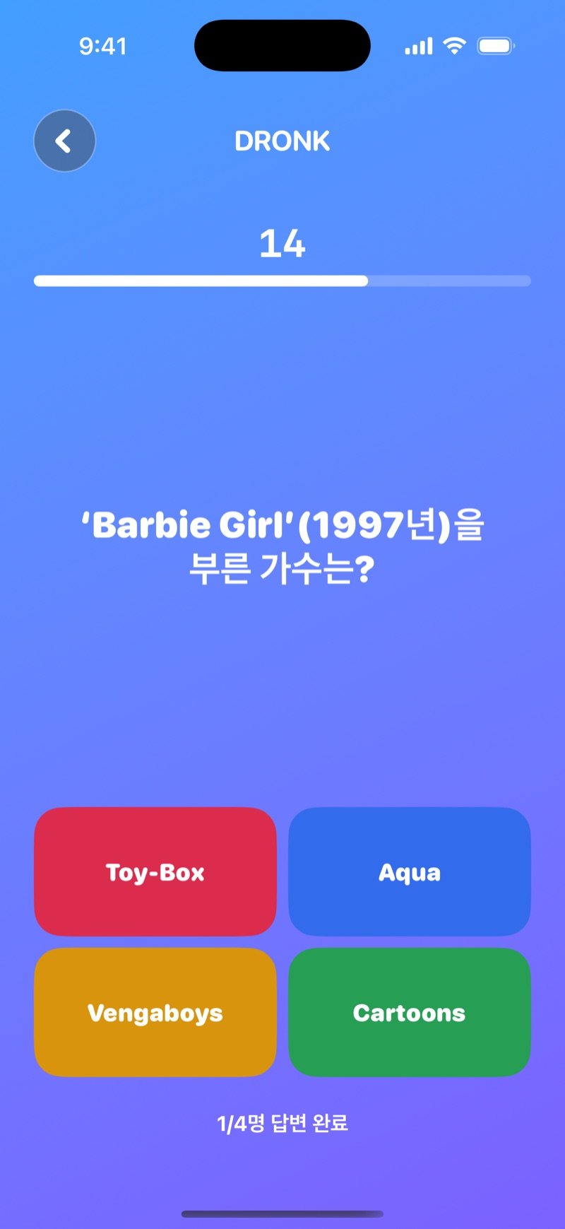 Dronk 속 퀴즈: LIVE 문제 What is the name of the town where Stranger Things takes place?, 색깔 답 버튼 네 개, 14초 카운트다운, 그리고 1/4 have answered (영어판 화면)