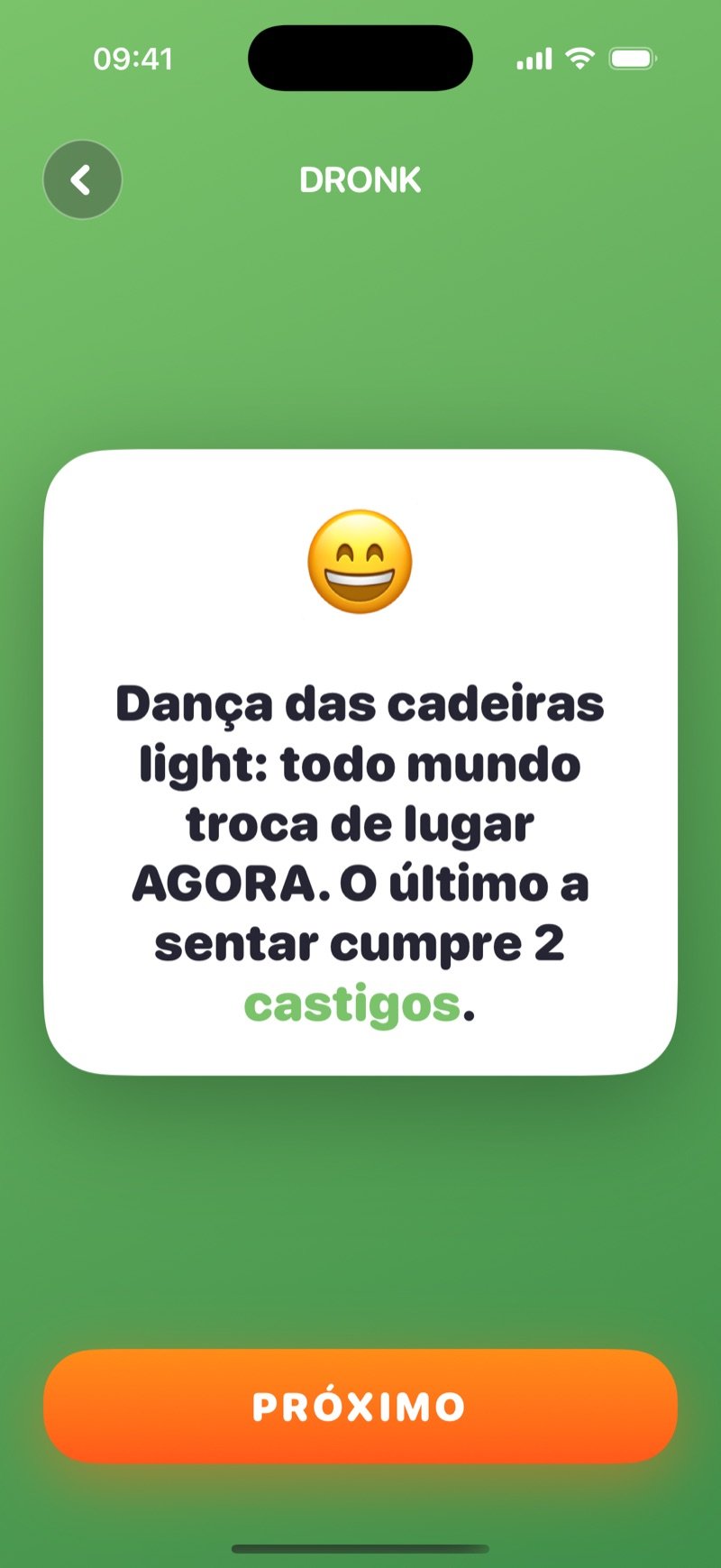 Carta 'todo mundo' de A Roleta no Dronk: 'Musical chairs light: everyone swap seats NOW. Last one seated takes 2 penalties.' (dança das cadeiras: todo mundo troca de lugar agora, o último a sentar paga 2 prendas) com um botão Next