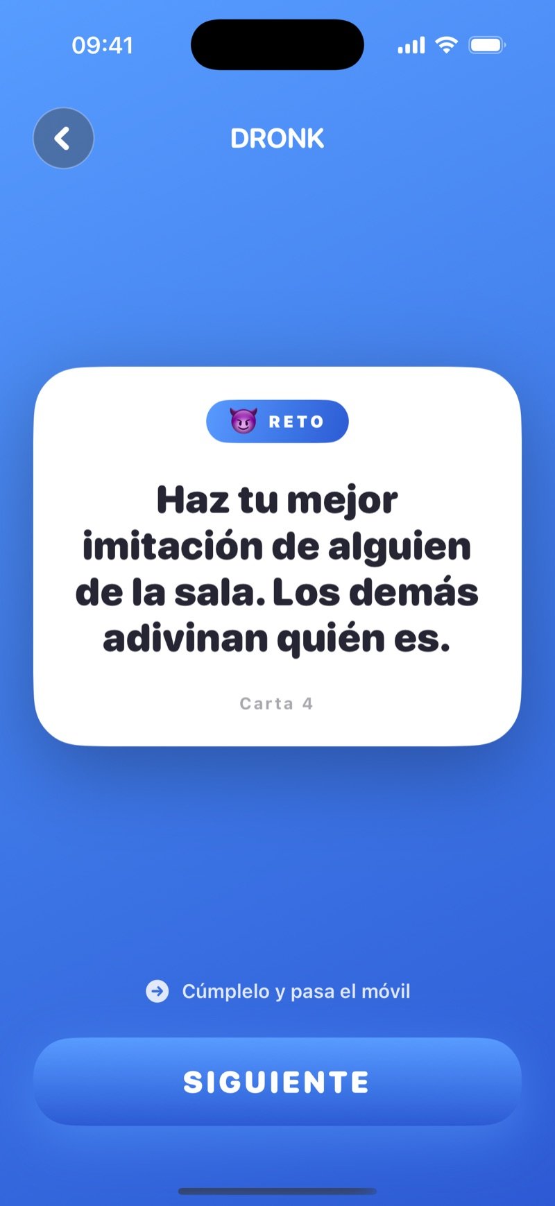 Carta de reto en Dronk: 'Do your best impression of someone in the room, the others guess who it is.' con un botón Next (captura de la versión en inglés)