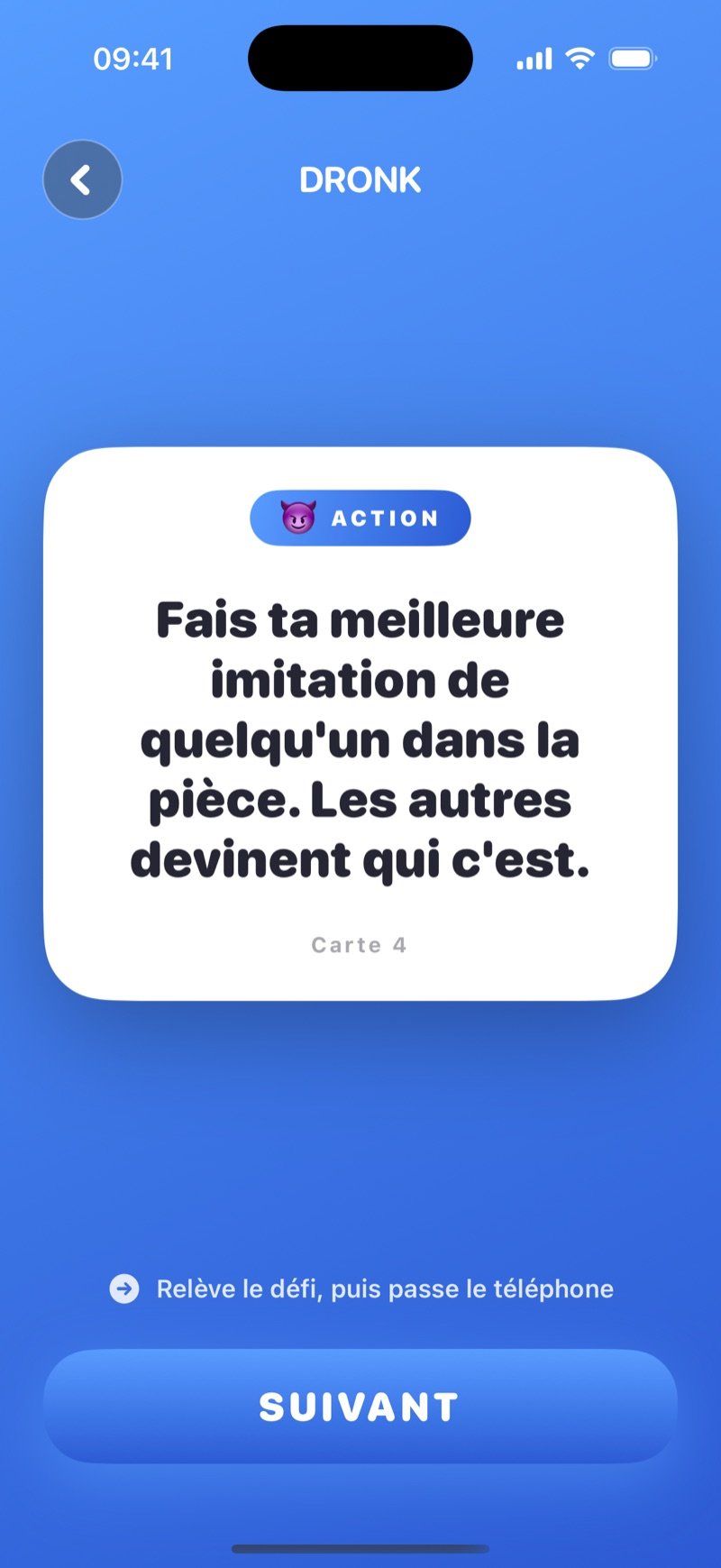 Carte action dans Dronk : 'Do your best impression of someone in the room, the others guess who it is.' avec un bouton Next (capture de la version anglaise)