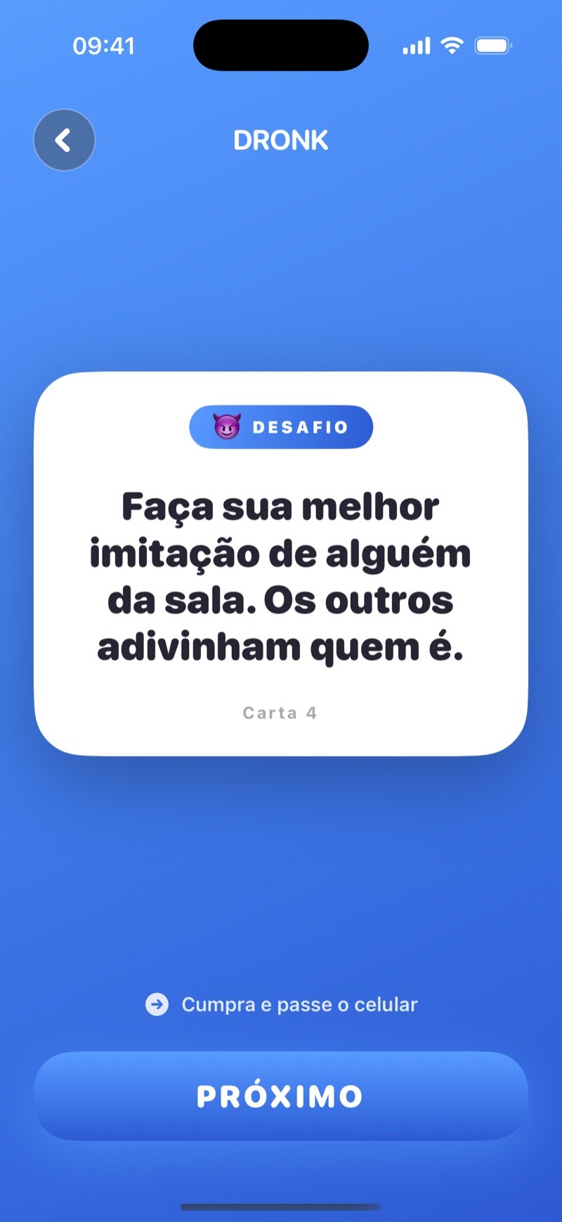 Carta de desafio no Dronk: 'Do your best impression of someone in the room, the others guess who it is.' (faça sua melhor imitação de alguém da sala) com um botão Next (captura da versão em inglês)