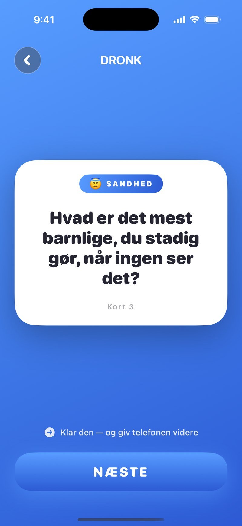 Et sandhedskort i Dronk med mærkatet SANDHED og spørgsmålet Hvad er det mest barnlige, du stadig gør, når ingen ser det?, med linjen Kort 3 og knappen NÆSTE