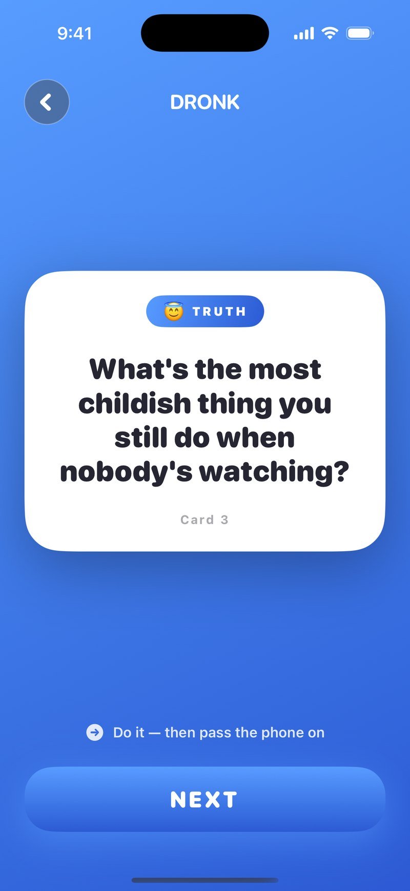 Dronkの真実カード：'What's the most childish thing you still do when nobody's watching?'（誰も見ていないところで今もやっている、一番子どもっぽいことは？）とNextボタン