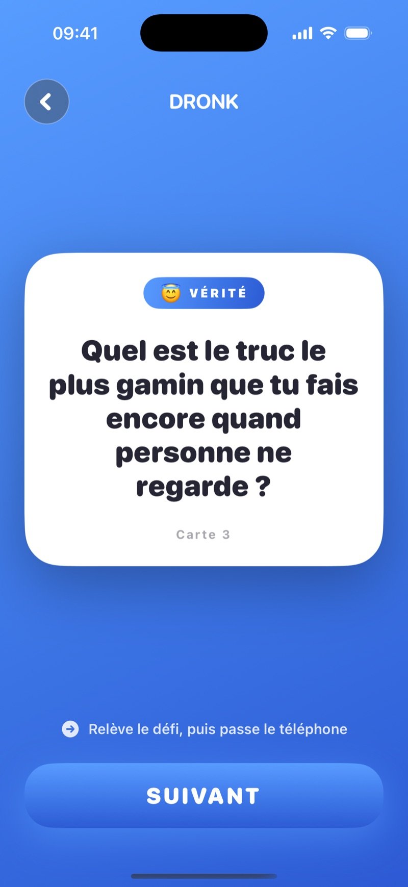 Carte vérité dans Dronk : 'What's the most childish thing you still do when nobody's watching?' avec un bouton Next (capture de la version anglaise)