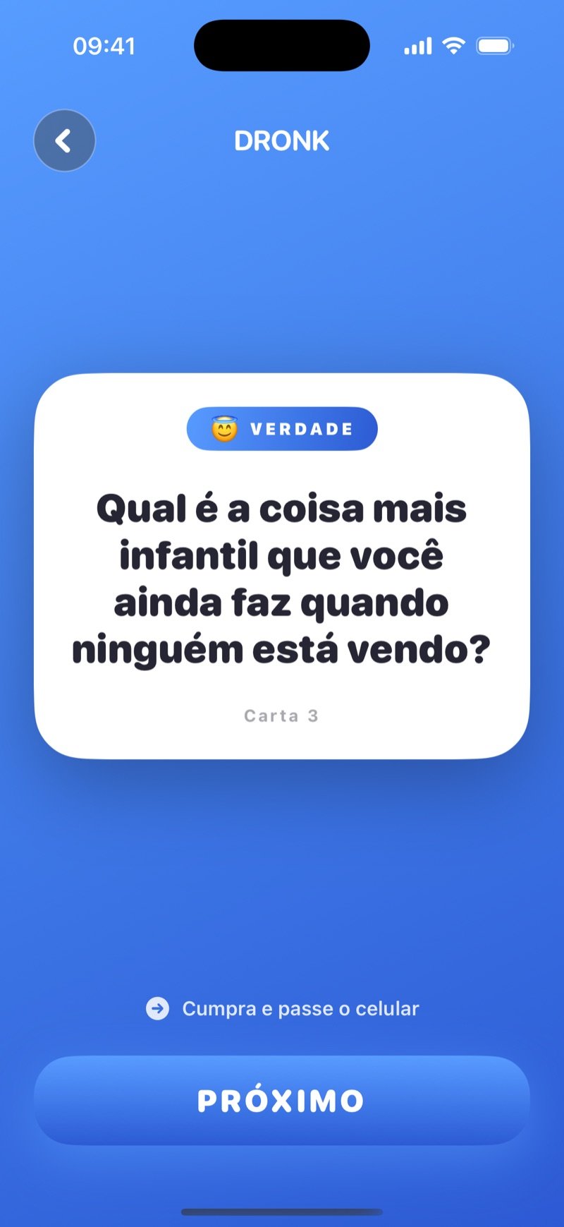 Carta de verdade no Dronk: 'What's the most childish thing you still do when nobody's watching?' (qual é a coisa mais infantil que você ainda faz quando ninguém está olhando?) com um botão Next (captura da versão em inglês)