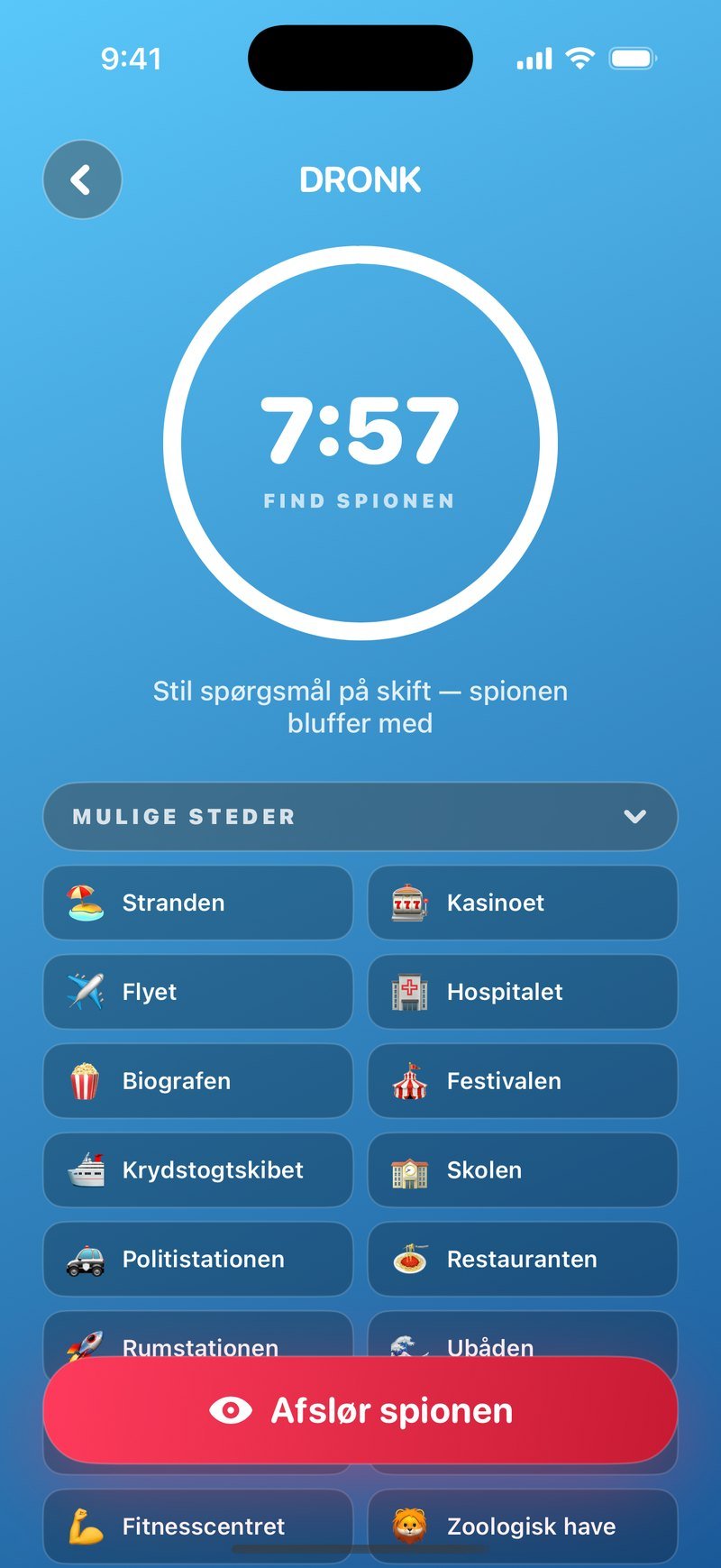 Spørgsmålsrunden i Spionen: timer-ring på 7:57 med teksten Find spionen, linjen Stil spørgsmål på skift, listen Mulige steder med Stranden, Kasinoet, Flyet, Hospitalet og flere, og knappen Afslør spionen