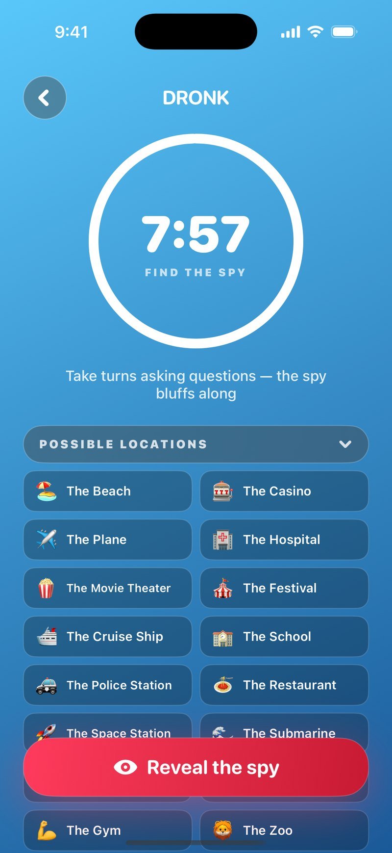 더 스파이의 질문 라운드: Find the spy라고 적힌 7:54 타이머 링, Take turns asking questions, the spy bluffs along 문구, The Beach, The Casino, The Plane, The Hospital 등이 있는 Possible Locations 격자, 그리고 Reveal the spy 버튼