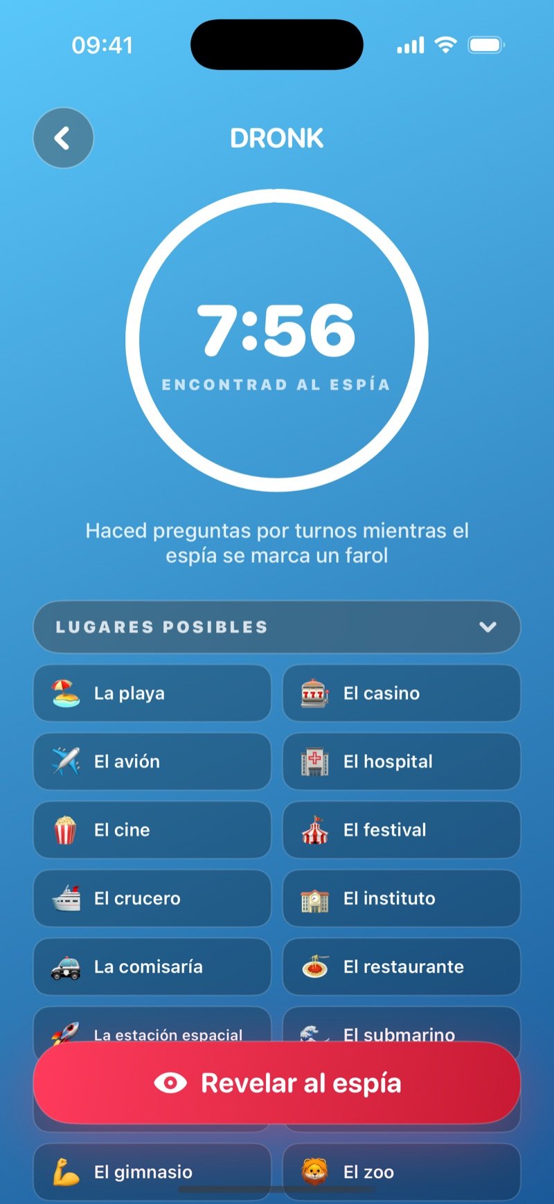 La ronda de preguntas en El Espía: un anillo de temporizador en 7:54 con la etiqueta Find the spy, la frase Take turns asking questions, the spy bluffs along, una cuadrícula Possible Locations con The Beach, The Casino, The Plane, The Hospital y más, y un botón Reveal the spy (captura de la versión en inglés)