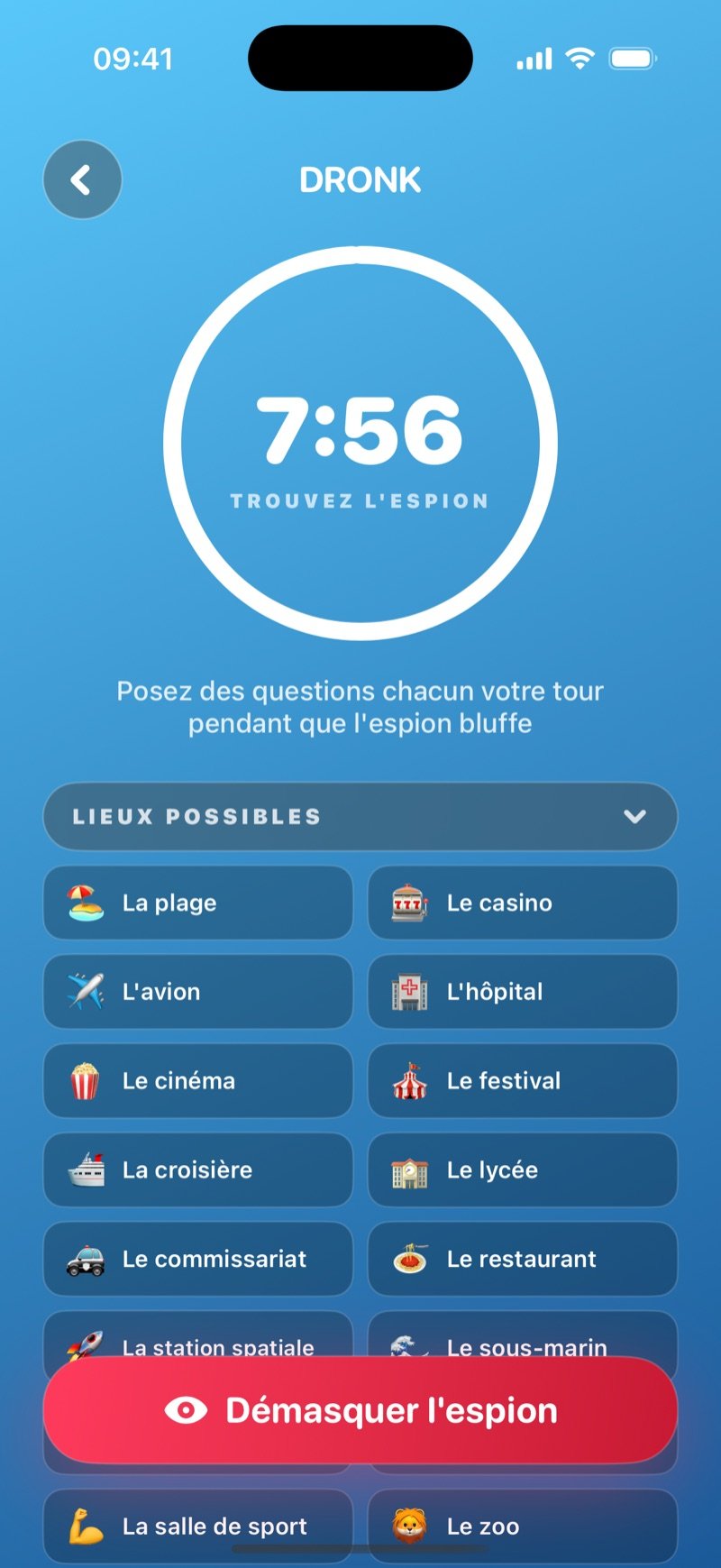 Le tour de questions de l'Espion : un anneau de chrono à 7:54 marqué Find the spy, la ligne Take turns asking questions, the spy bluffs along, une grille Possible Locations avec The Beach, The Casino, The Plane, The Hospital et d'autres, et un bouton Reveal the spy (capture de la version anglaise)
