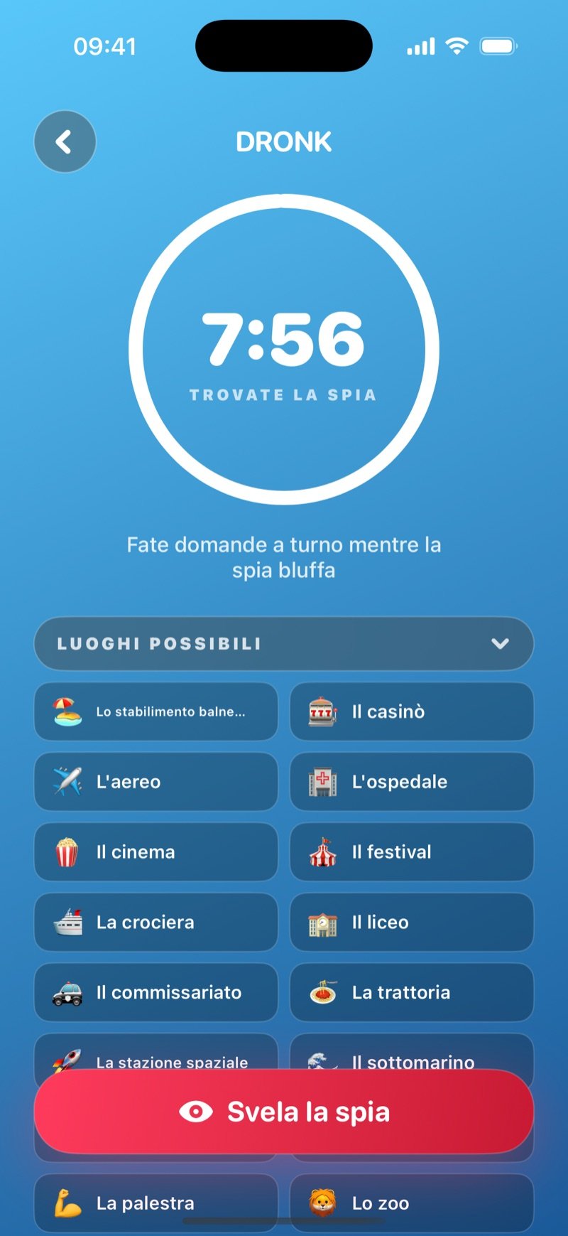Giro di domande in La Spia: un anello del timer a 7:54 con la scritta Find the spy, la riga Take turns asking questions, the spy bluffs along, una griglia Possible Locations con The Beach, The Casino, The Plane, The Hospital e altri, e un pulsante Reveal the spy (screenshot della versione inglese)