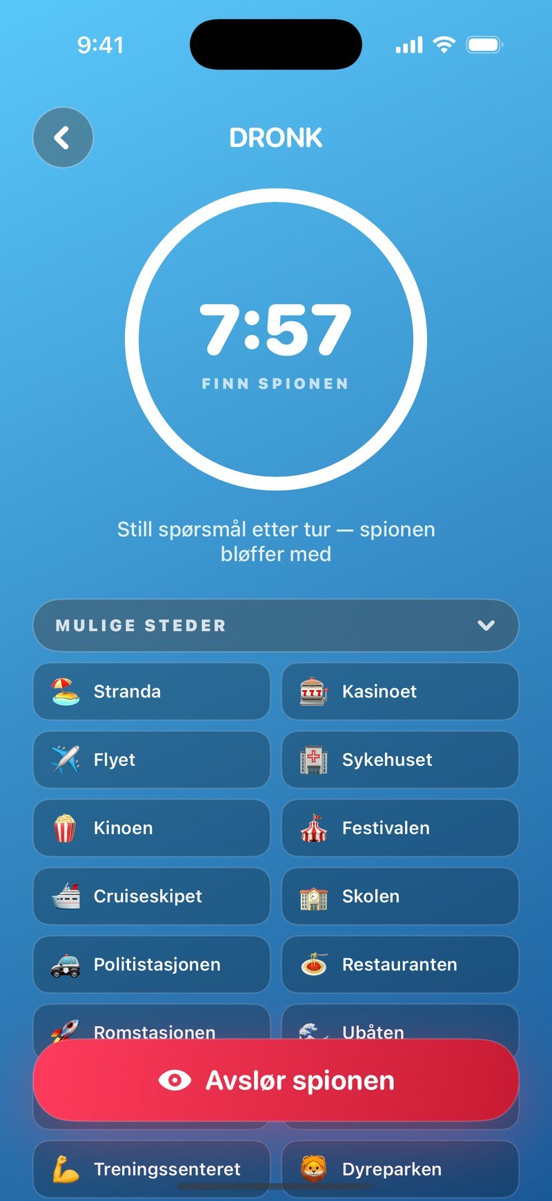 Spørsmålsrunden i Spionen: timerring på 7:57, teksten Still spørsmål etter tur og lista Mulige steder med Stranda, Kasinoet, Flyet, Sykehuset, Kinoen, Festivalen, Cruiseskipet, Skolen, Politistasjonen, Restauranten, Romstasjonen, Ubåten, Treningssenteret og Dyreparken