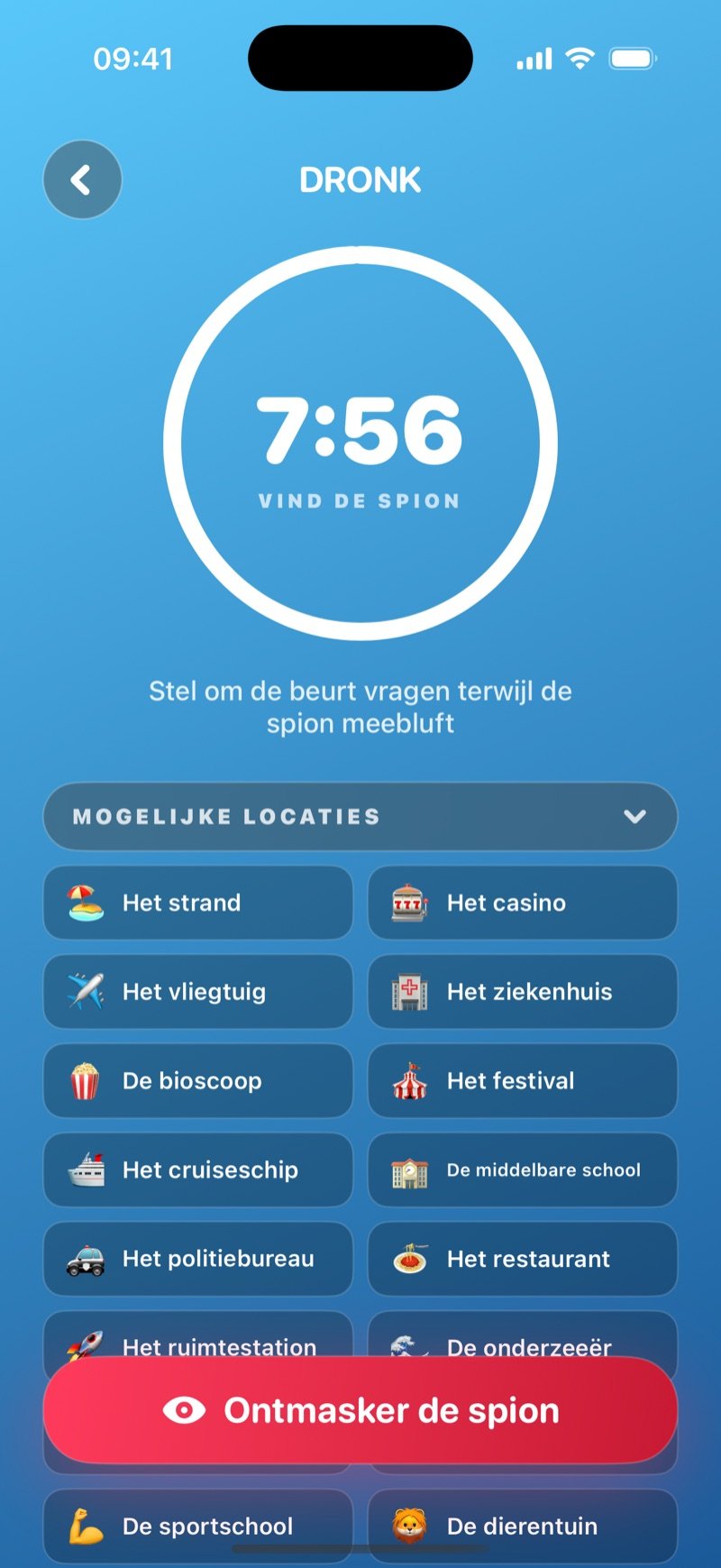 Vragenronde in De Spion: een timerring op 7:54 met het label Find the spy, de regel Take turns asking questions, the spy bluffs along, een Possible Locations-raster met The Beach, The Casino, The Plane, The Hospital en meer, en een Reveal the spy-knop (screenshot van de Engelse versie)