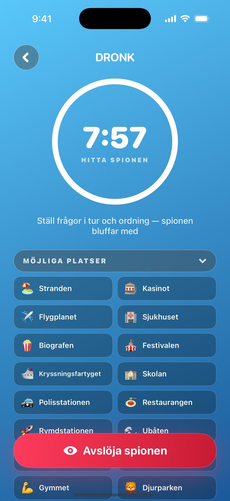 Frågerundan i Spionen: timerring på 7:57 med texten Hitta spionen, raden Ställ frågor i tur och ordning, listan Möjliga platser med Stranden, Kasinot, Flygplanet, Sjukhuset och fler, samt knappen Avslöja spionen