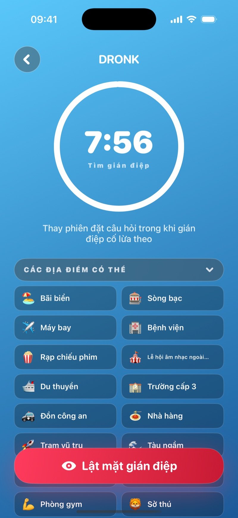 Vòng hỏi đáp trong Gián điệp: đồng hồ đếm ngược, dòng Thay phiên đặt câu hỏi, lưới các địa điểm có thể trong bộ và nút Lật mặt gián điệp