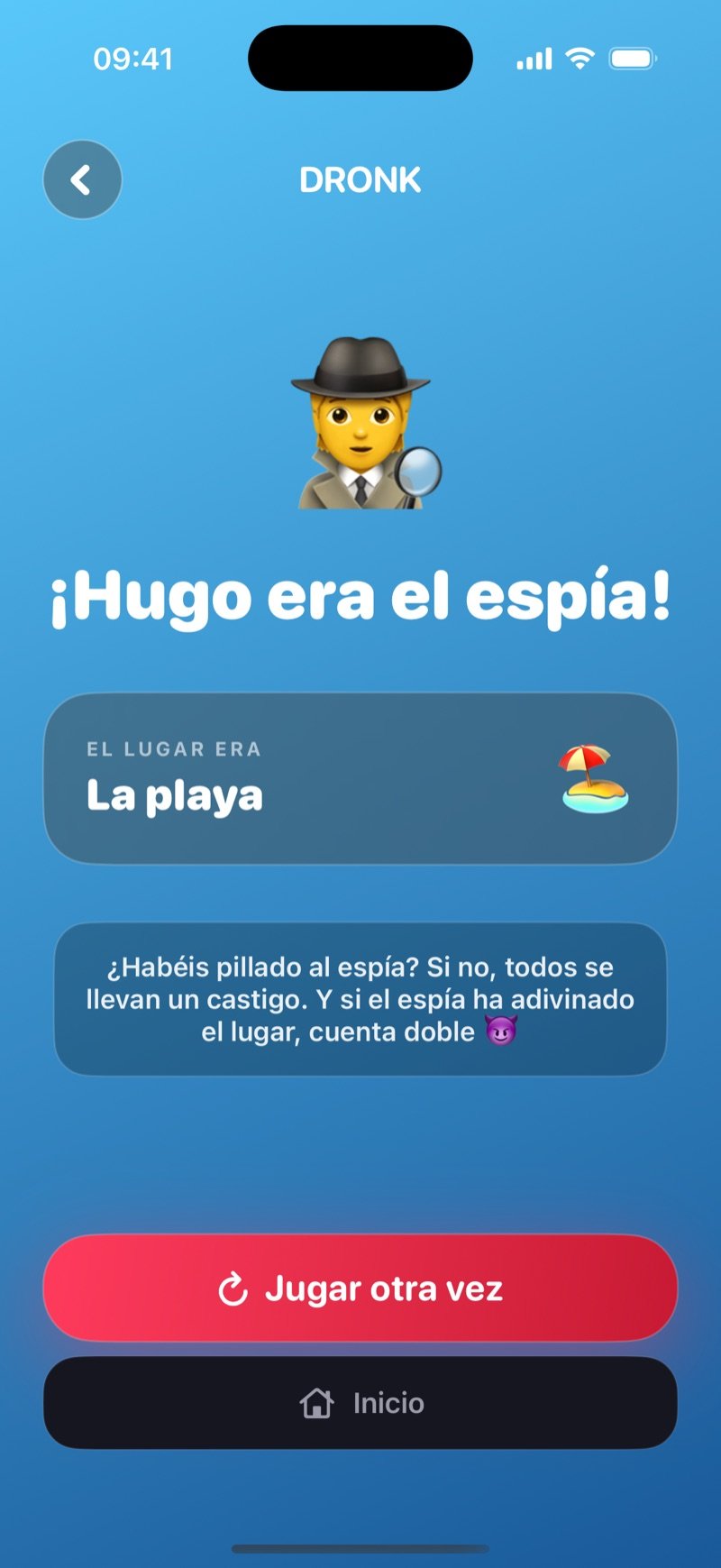 La pantalla de resultado en El Espía: Jake was the spy! The location was The Beach, una nota de que si no pillan al espía todos cumplen un castigo y cuenta doble si el espía adivinó el lugar, con botones Play again y Home (captura de la versión en inglés)