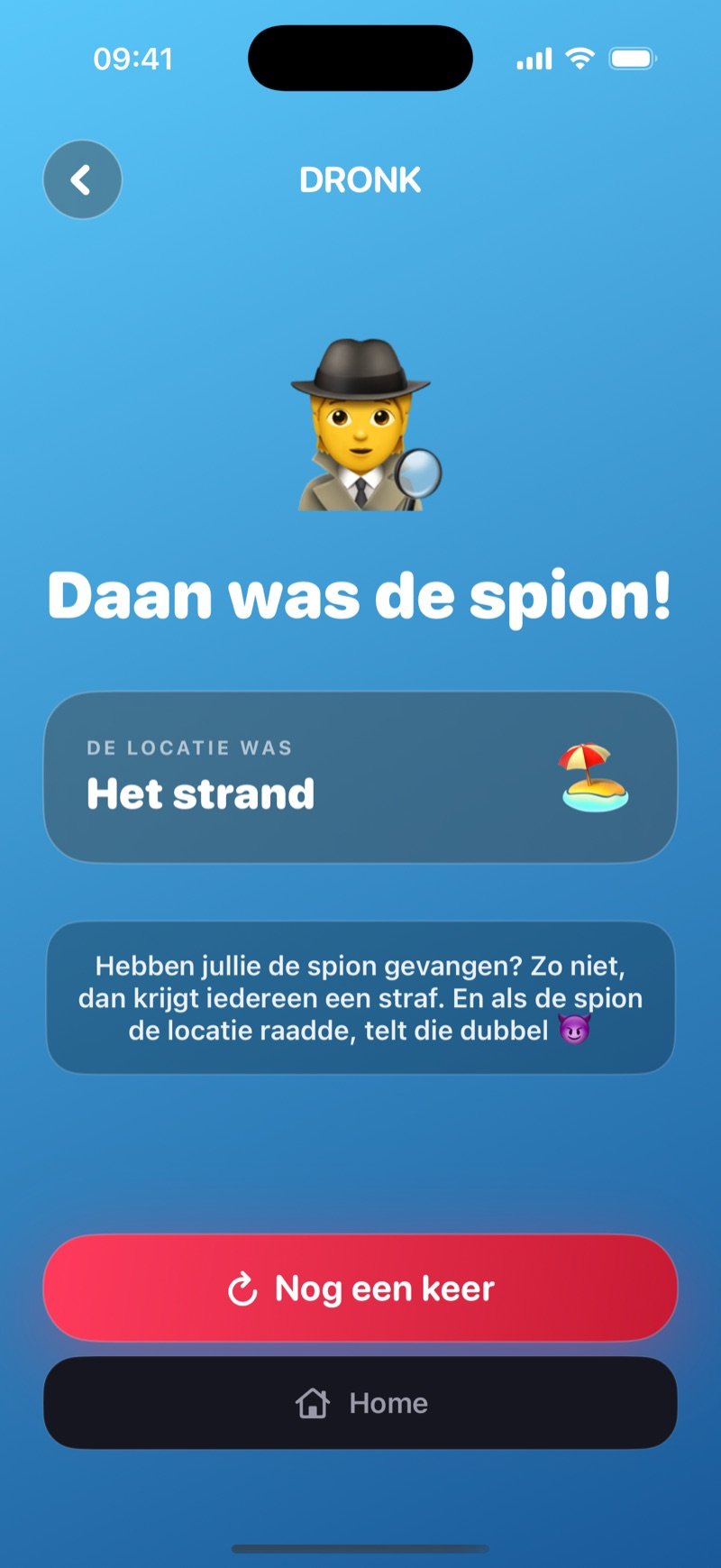 Uitslagscherm in De Spion: Jake was the spy! The location was The Beach, een noot dat iedereen een straf neemt als de spion niet gepakt is en dat het dubbel telt als de spion de locatie raadde, met de knoppen Play again en Home (screenshot van de Engelse versie)