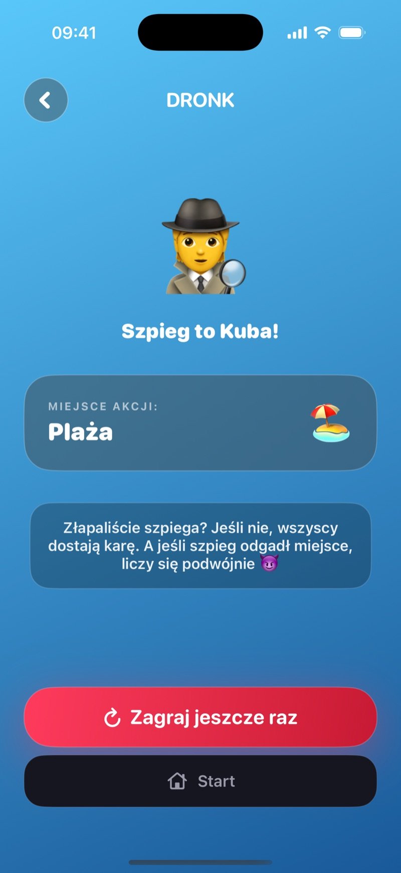 Ekran wyniku w Szpiegu: Jake was the spy! The location was The Beach, notka, że jeśli szpieg nie został złapany, wszyscy biorą karę, a liczy się podwójnie, jeśli szpieg zgadł lokację, oraz przyciski Play again i Home (zrzut z wersji angielskiej)
