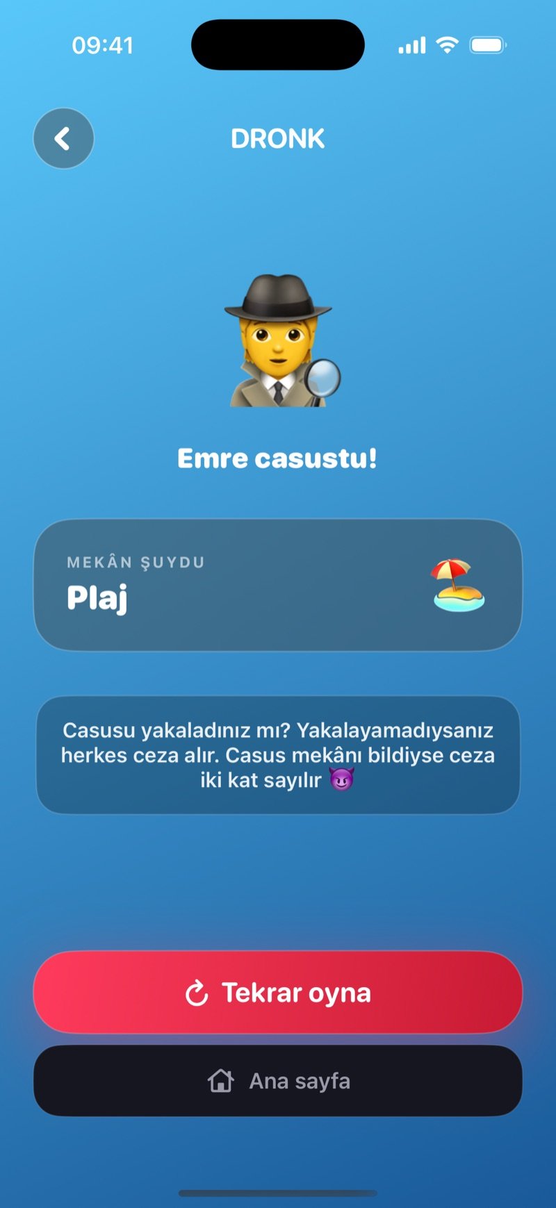 Casus'ta sonuç ekranı: casusun kim olduğu ve mekânın ne olduğu, ceza kuralı ile Tekrar oyna ve Ana sayfa düğmeleri