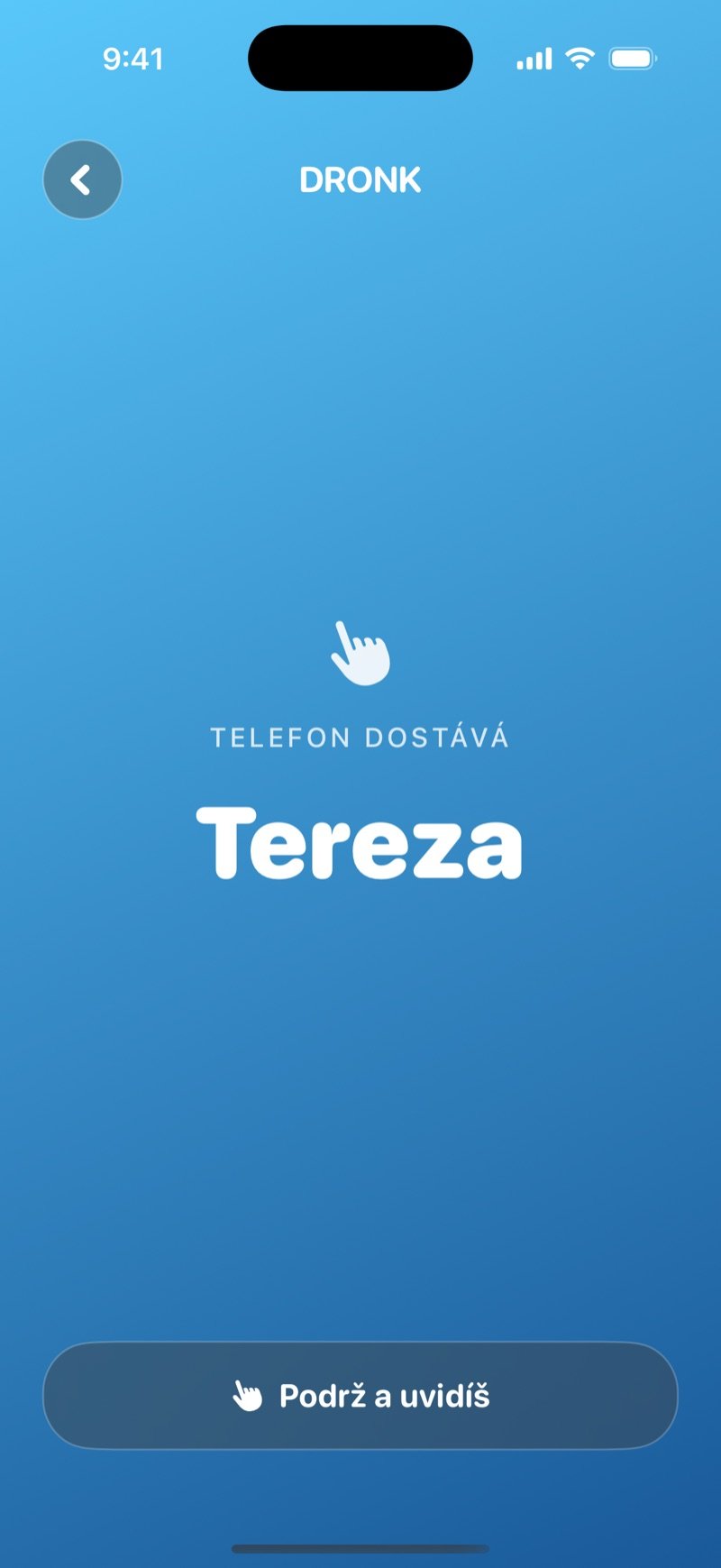 Obrazovka pro podání telefonu ve hře Špion: komu telefon podat, tlačítko Podrž a uvidíš a karta je zatím skrytá
