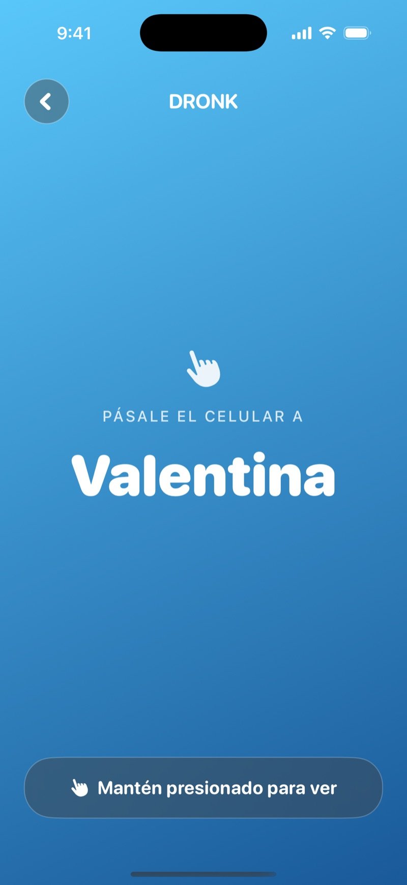 Pantalla de pasar el celular en El Espía: el nombre del siguiente jugador y el botón Mantén presionado para ver, con la carta todavía oculta