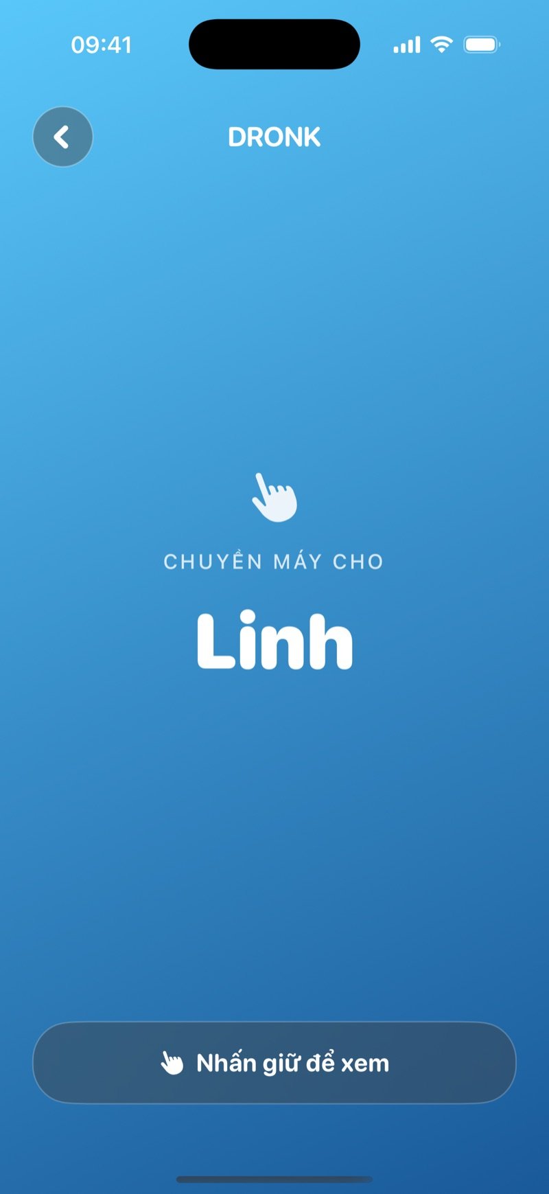 Màn hình chuyền máy trong Gián điệp trên nền xanh: tên người chơi tiếp theo, nút Nhấn giữ để xem và thẻ vẫn đang úp