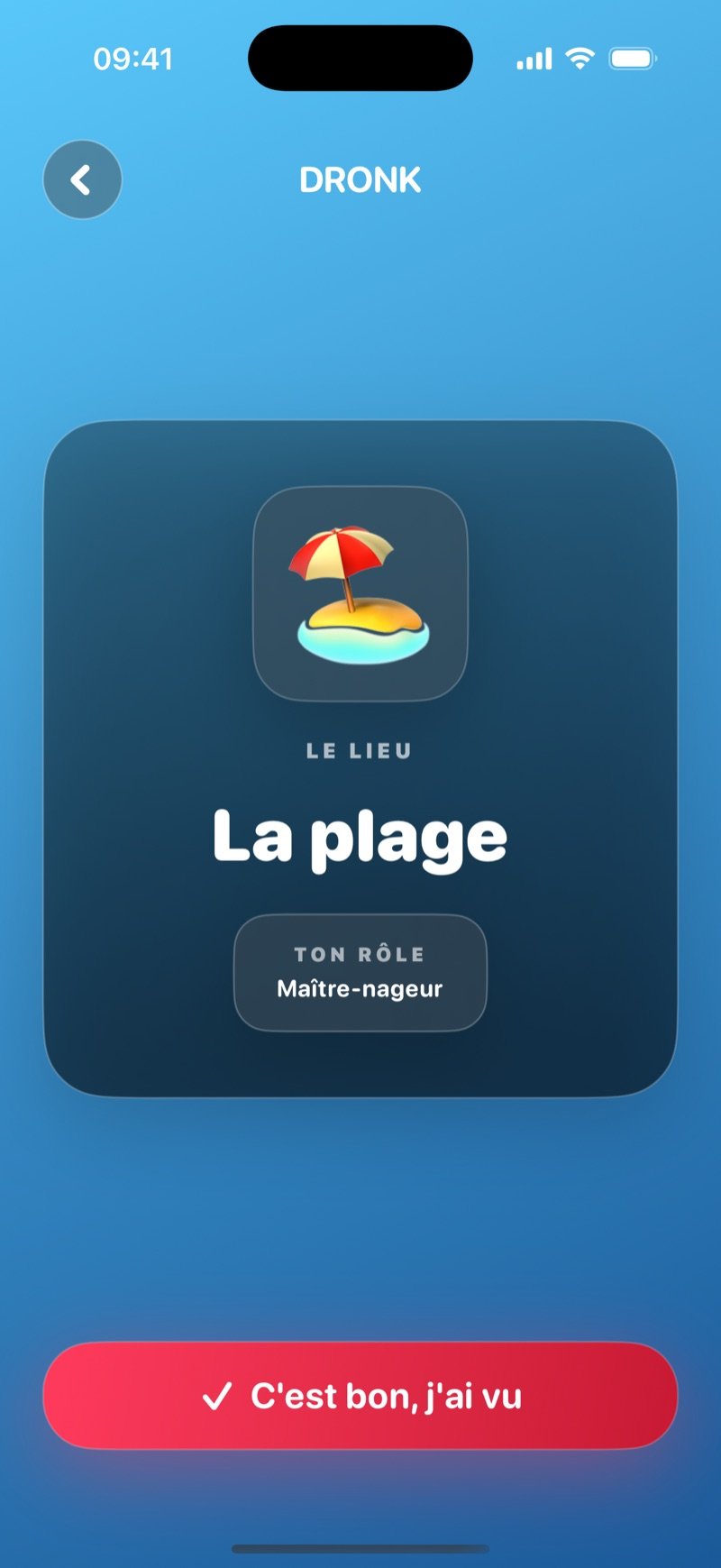 Une carte d'agent dans l'Espion : The Location, The Beach, Your Role, Lifeguard, sur le fond bleu du jeu (capture de la version anglaise)
