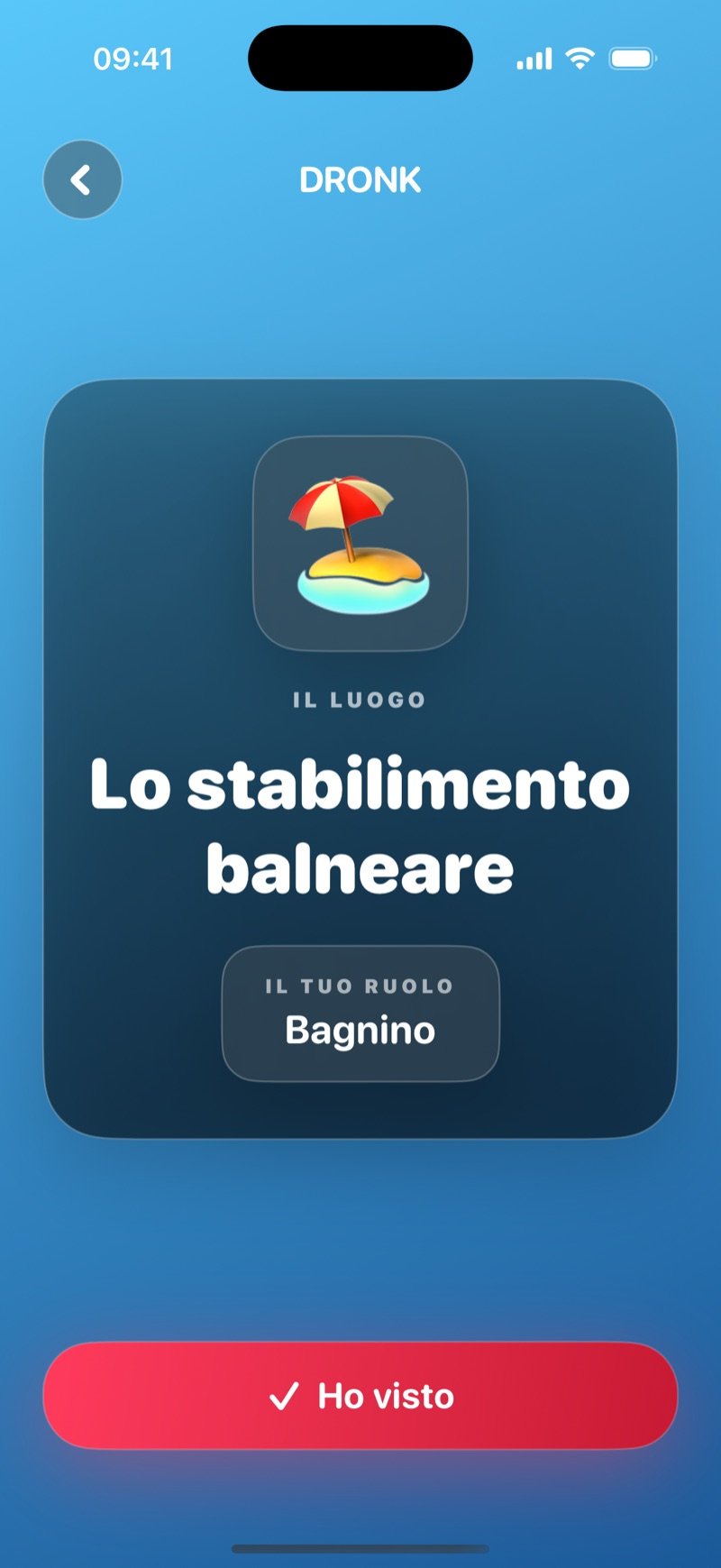 La carta di un agente in La Spia: The Location, The Beach, Your Role, Lifeguard, sullo sfondo blu del gioco (screenshot della versione inglese)