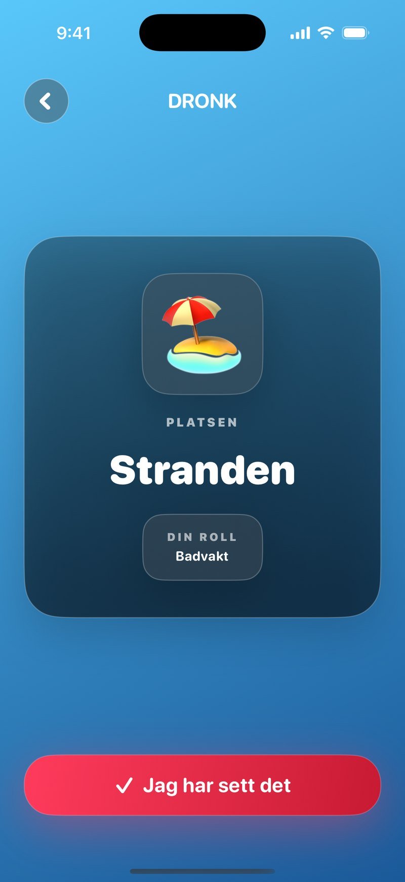 Ett medspelarkort i Spionen: Platsen är Stranden, Din roll är Badvakt, på spelets blå bakgrund