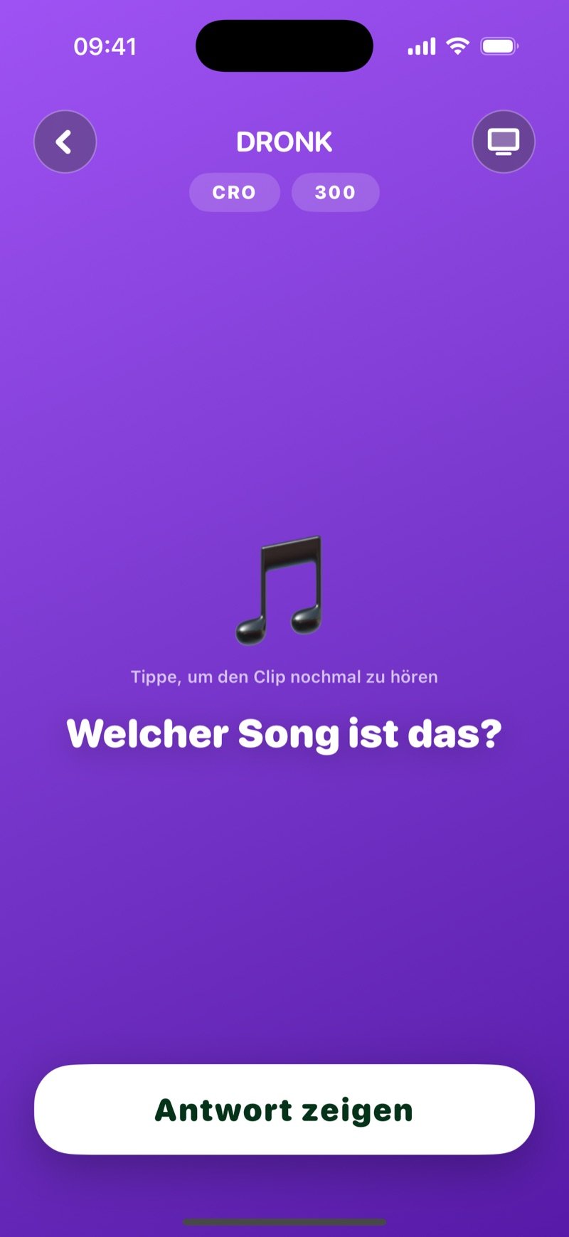 Ein geöffnetes Feld in der Tafel: die Chips Adele und 300, ein großes Noten-Symbol mit Tap to replay the clip, die Frage Which song is it? und ein Button Show answer
