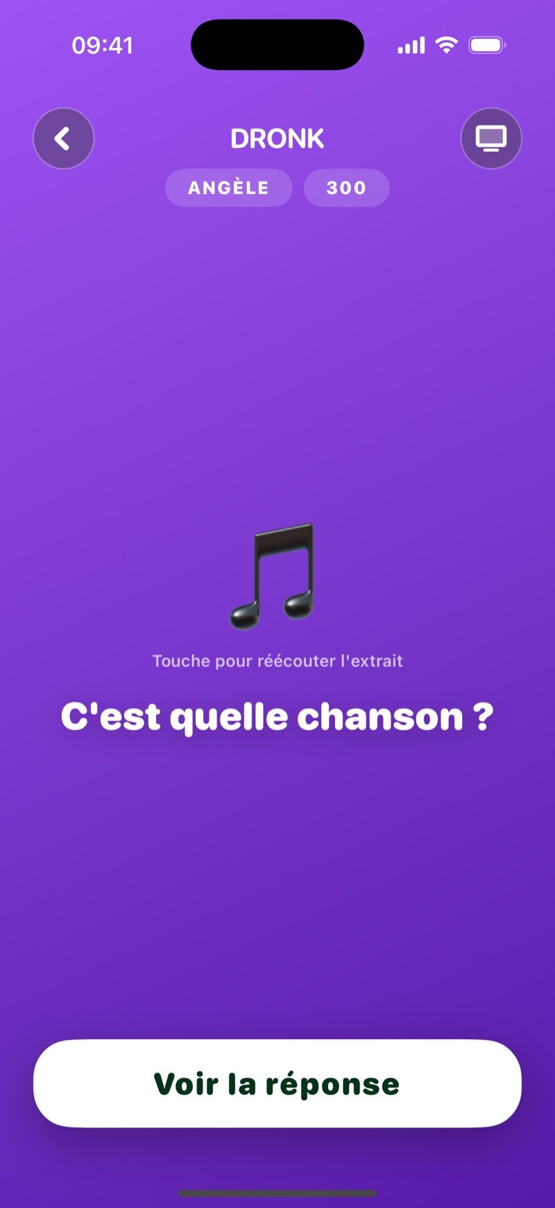 Une case ouverte dans le Tableau : les pastilles Adele et 300, une grande icône de note avec Tap to replay the clip, la question Which song is it? et un bouton Show answer (capture de la version anglaise)