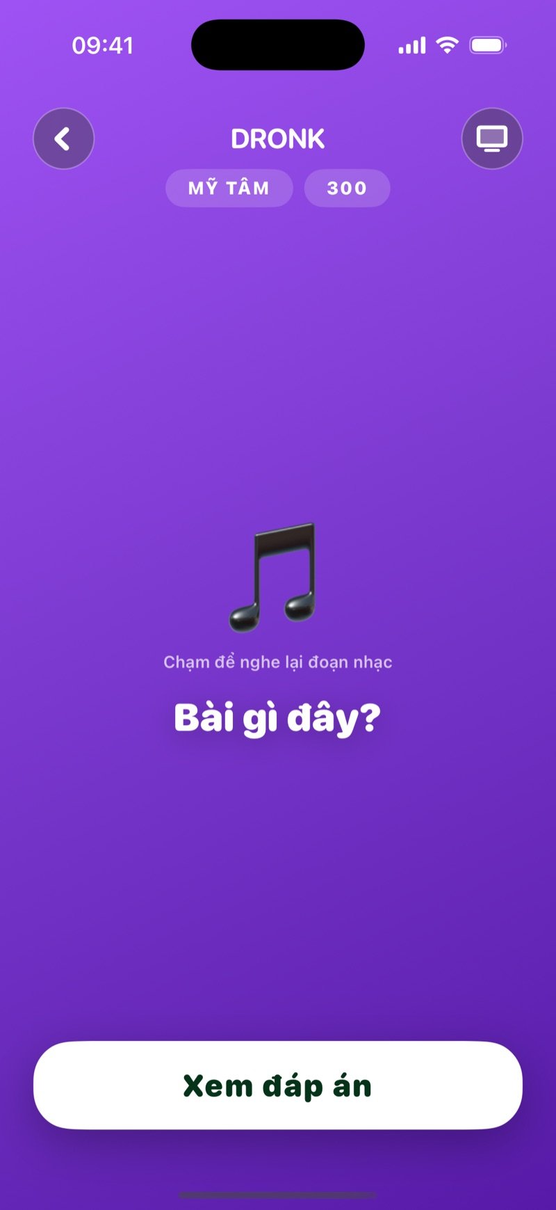 Một ô vừa mở trong Bảng nhạc: tên nghệ sĩ và số điểm, biểu tượng nốt nhạc lớn với Chạm để nghe lại đoạn nhạc, câu hỏi Bài gì đây? và nút Xem đáp án