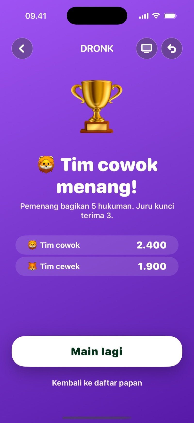 Skor akhir di Papan: piala, nama tim pemenang, teks Pemenang bagikan 5 hukuman. Juru kunci terima 3., skor setiap tim, tombol Main lagi dan tautan Kembali ke daftar papan