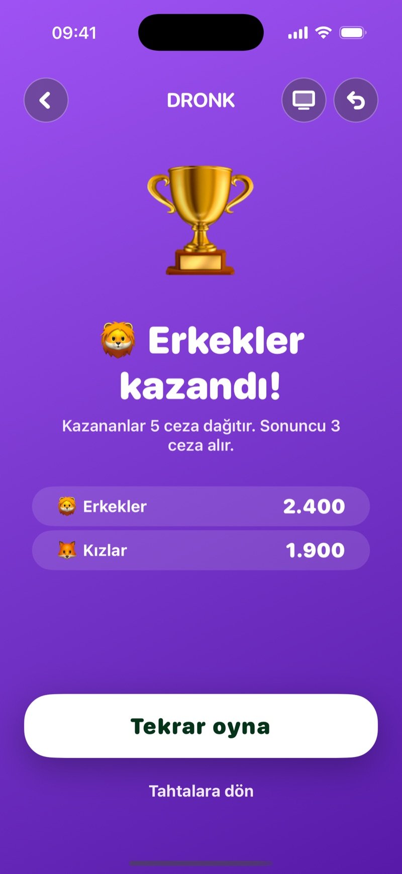 Tahta final skoru: bir kupa, kazanan takım, kazananların 5 ceza dağıttığını ve sonuncunun 3 ceza aldığını söyleyen yazı, takımların puanları ve Tekrar oyna düğmesi
