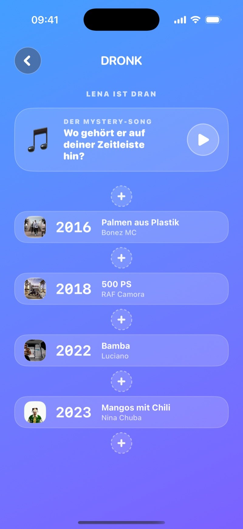 Die Zeitleiste in der Dronk App: Olivia ist dran, eine Mystery-Song-Karte mit Play-Button über ihrer Timeline aus vier Karten von Billie Jean (1982) bis bad guy (2019), mit +-Feldern zum Einordnen des Songs