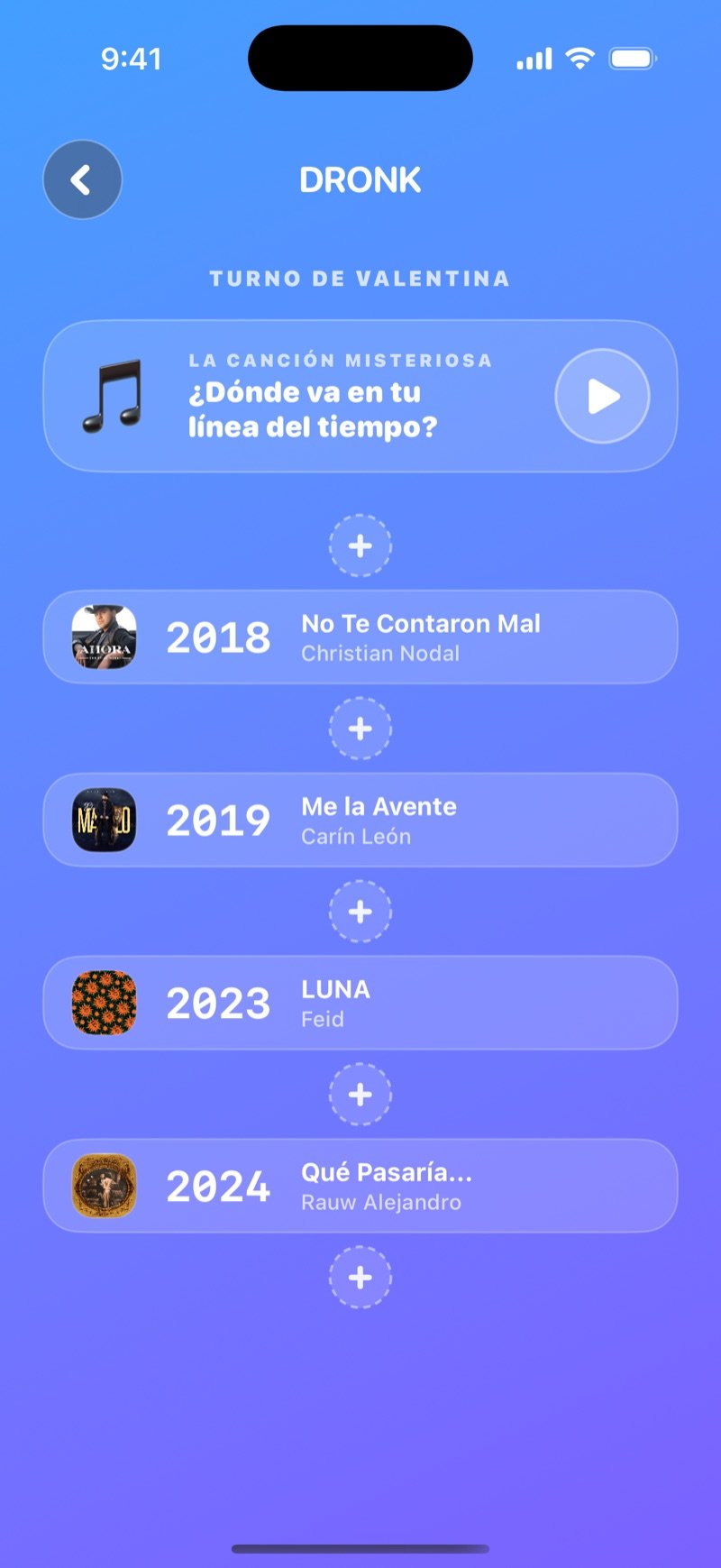 La Línea del tiempo en la app Dronk: la carta de la canción misteriosa con botón de play sobre la línea del tiempo del jugador, con sus cartas ordenadas por año y espacios + para colocar la canción