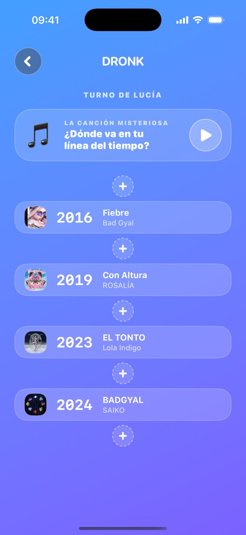 La Línea del tiempo en la app Dronk: el turno de Olivia, una carta de canción misteriosa con botón de play sobre su línea de tiempo de cuatro cartas, de Billie Jean (1982) a bad guy (2019), con huecos + para colocar la canción (captura de la versión en inglés)