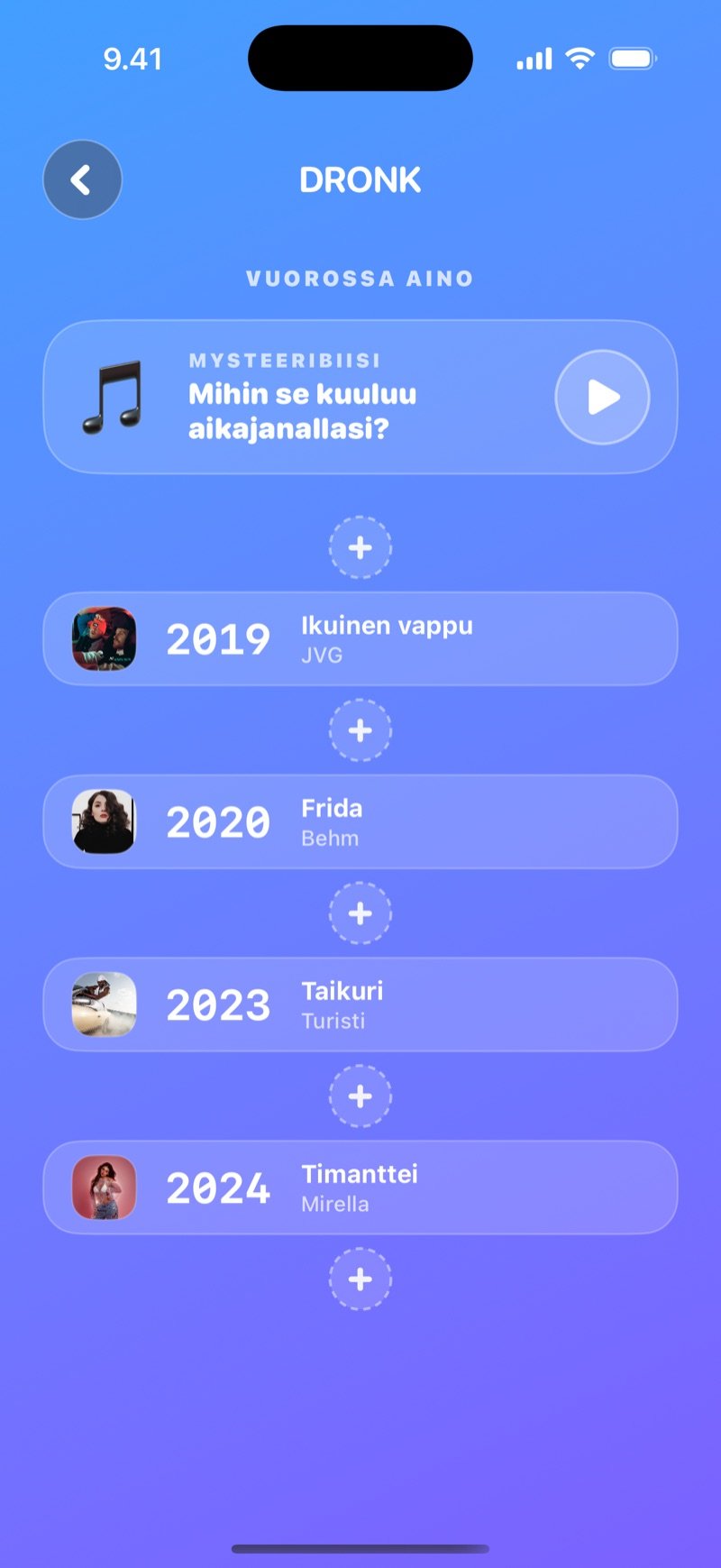 Aikajana Dronk-sovelluksessa: pelaajan vuoro, mysteeribiisin kortti toistopainikkeella ja sen alla vuosijärjestyksessä oleva aikajana, jossa on + paikkoja biisin sijoittamiseen