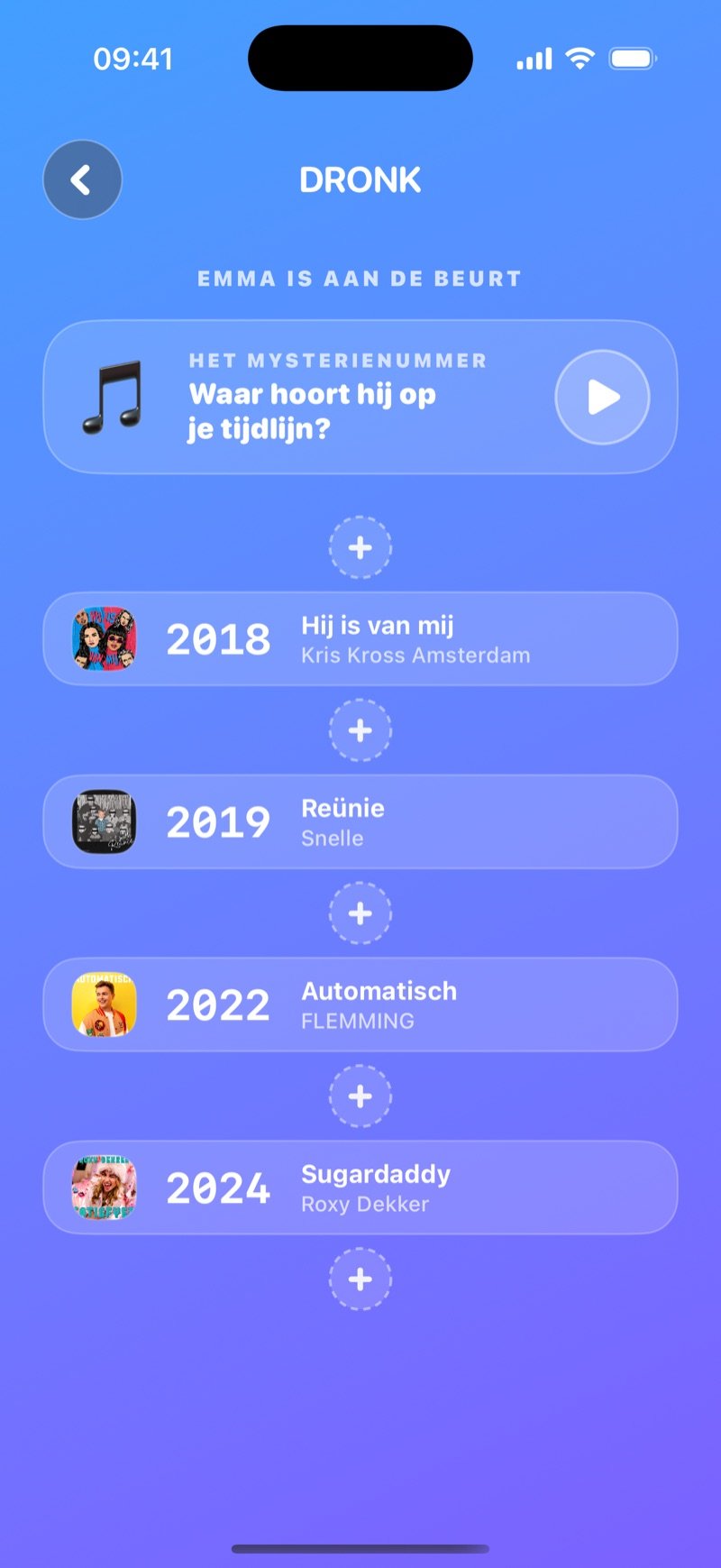 De Tijdlijn in de Dronk-app: Olivia is aan de beurt, een kaart met een mysterieus nummer en een afspeelknop boven haar tijdlijn van vier kaarten van Billie Jean (1982) tot bad guy (2019), met +-vakjes om het nummer te plaatsen (screenshot van de Engelse versie)