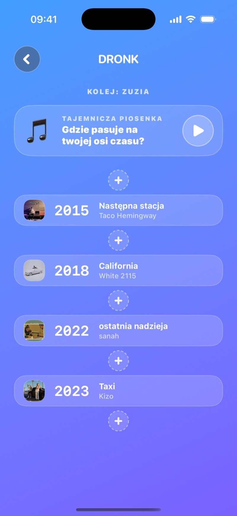 Oś czasu w aplikacji Dronk: kolej Olivii, karta tajemniczej piosenki z przyciskiem play nad jej osią z czterech kart od Billie Jean (1982) do bad guy (2019), z polami + do ułożenia piosenki (zrzut z wersji angielskiej)