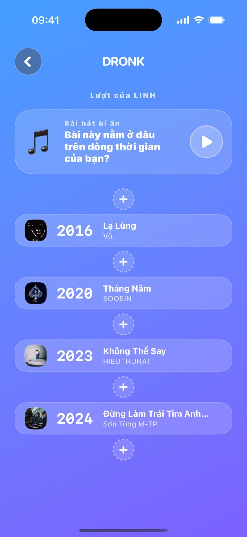 Dòng thời gian trong ứng dụng Dronk: lượt của một người chơi, thẻ bài hát bí ẩn có nút phát phía trên dòng thời gian với các thẻ xếp theo năm và các ô + để đặt bài
