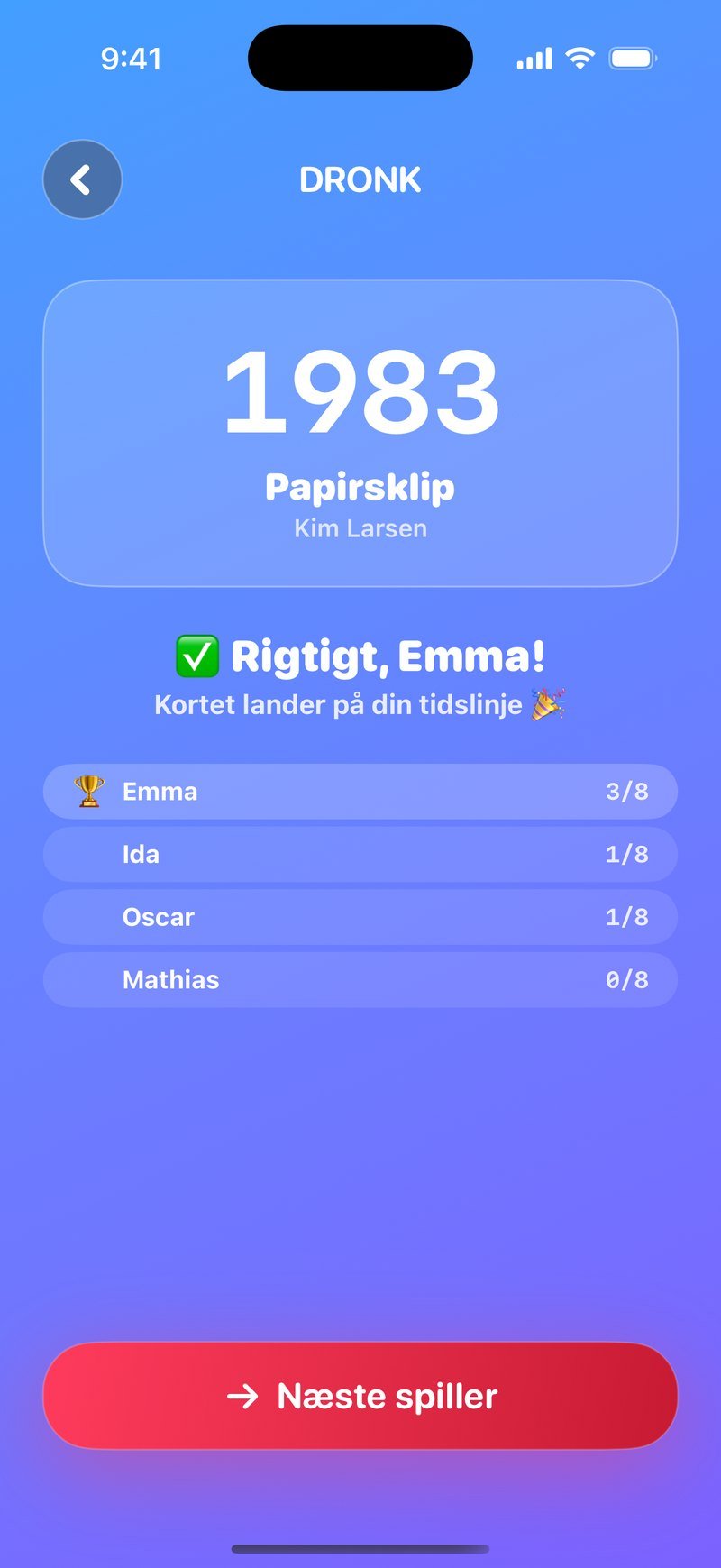 Afsløringen i Tidslinjen: et stort 1983 over Papirsklip af Kim Larsen, teksten Rigtigt, Emma og Kortet lander på din tidslinje, stillingen Emma 3 af 8, Ida 1 af 8, Oscar 1 af 8 og Mathias 0 af 8, samt knappen Næste spiller